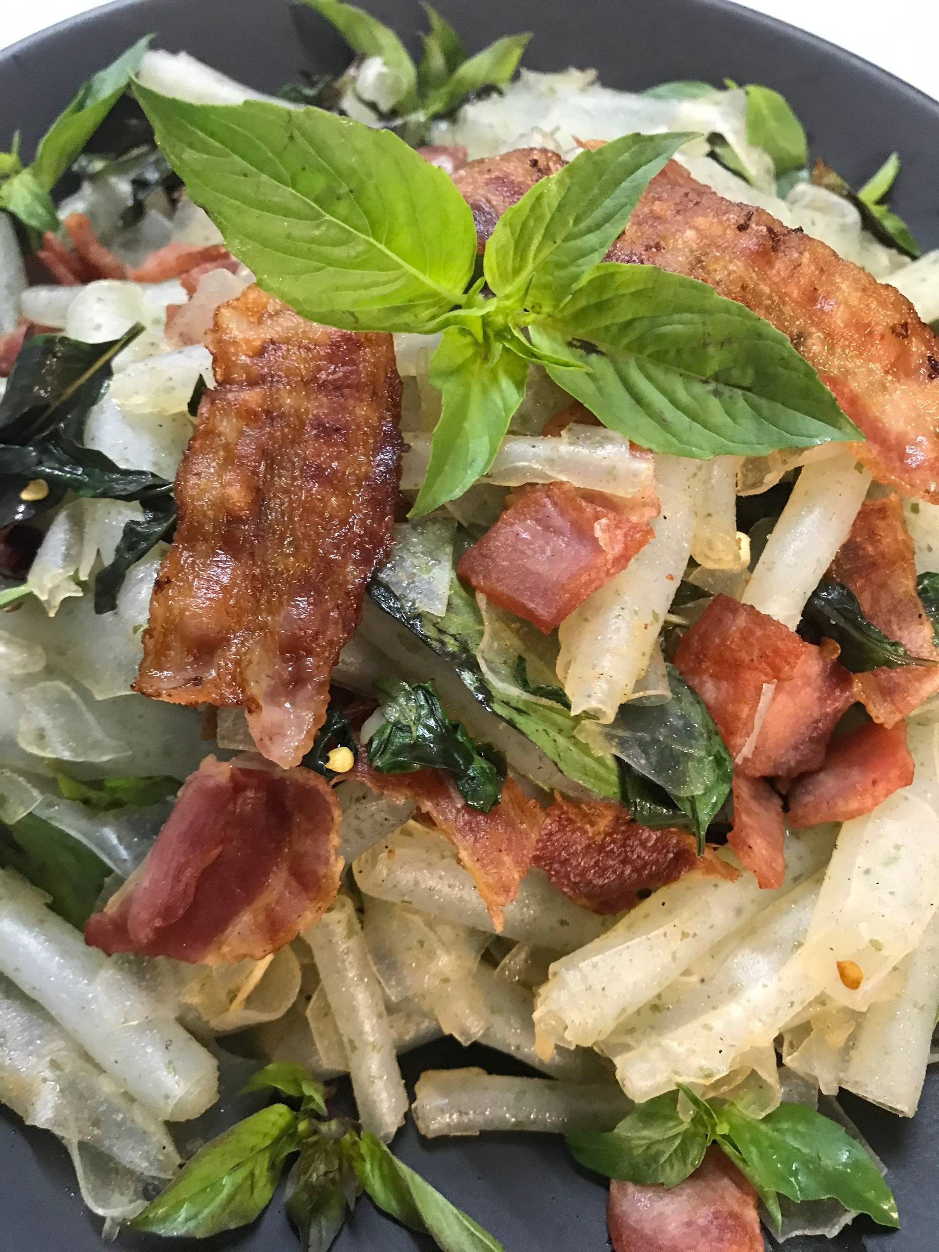 เซี่ยงไฮ้ผัดเบคอน แฮม พริกแห้ง