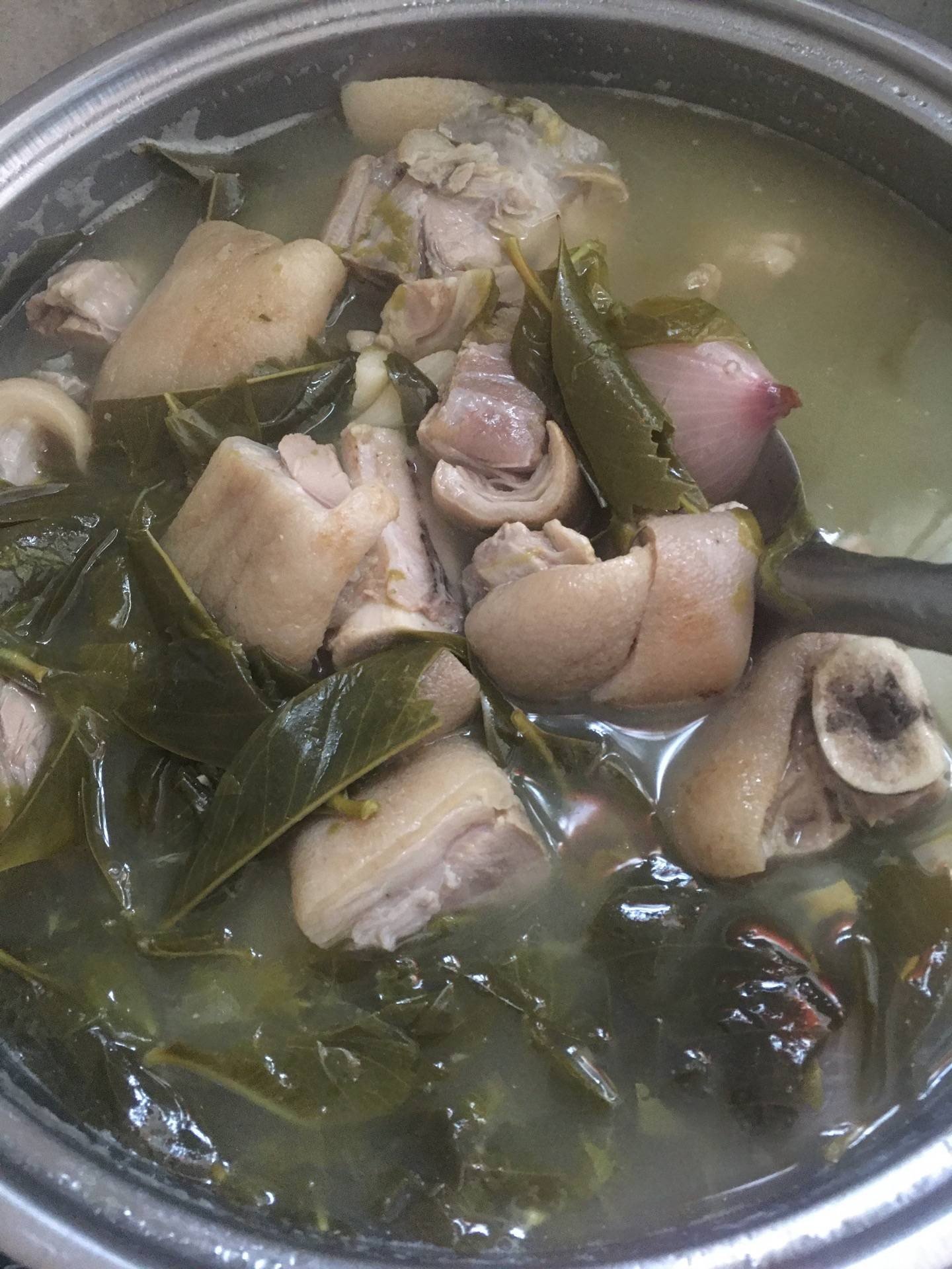 ขาหมูต้มชะมวง