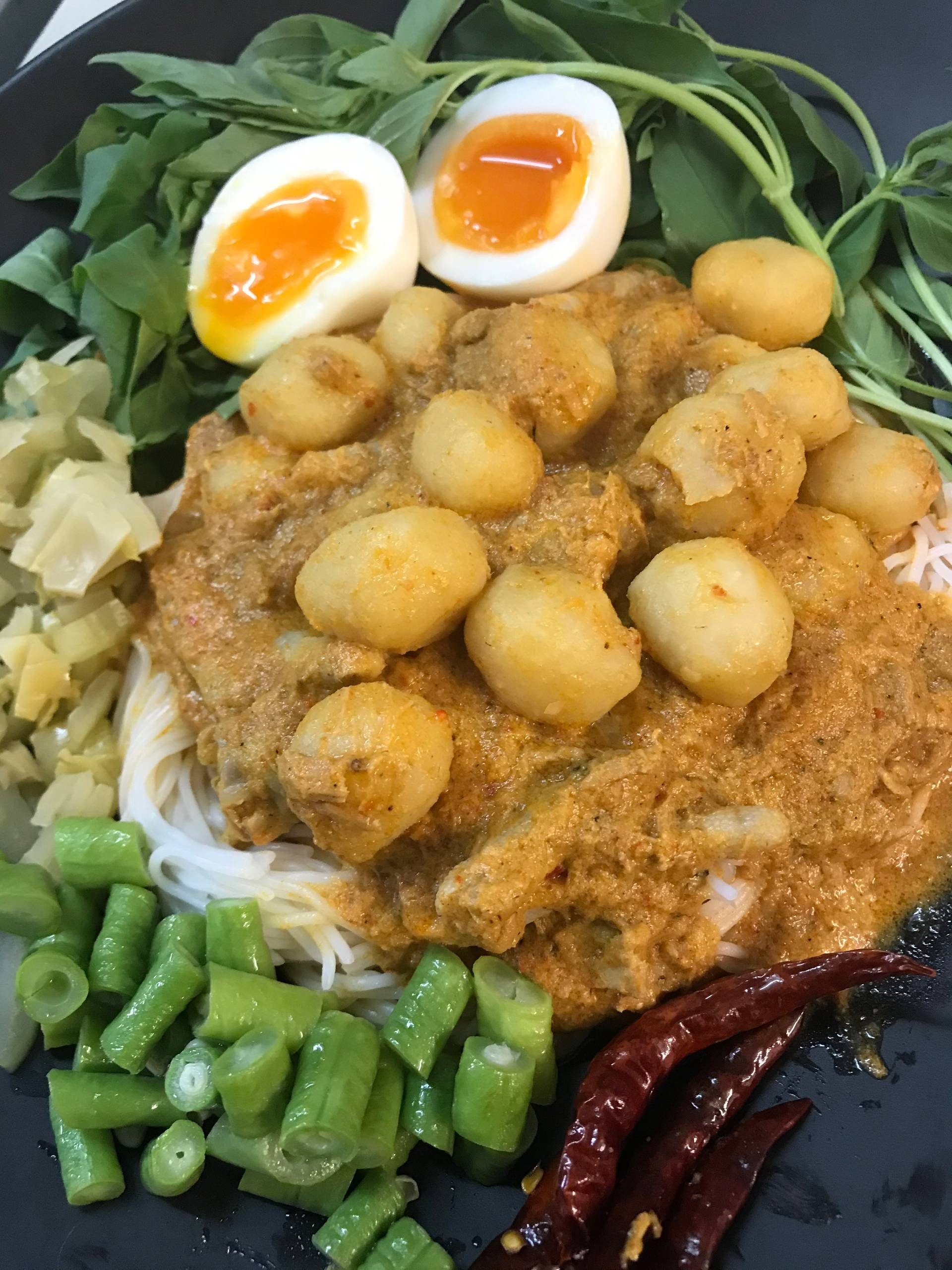 ขนมจีนน้ำยามั่วตั่ว 
