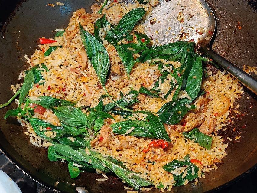 ข้าวผัดโหระพา