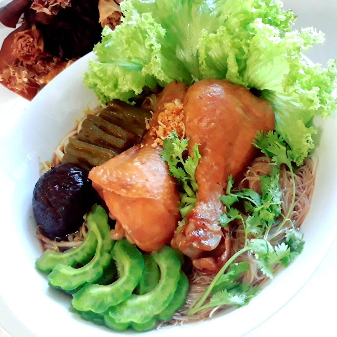 ก๋วยเตี๋ยวไก่ตุ๋นมะระ