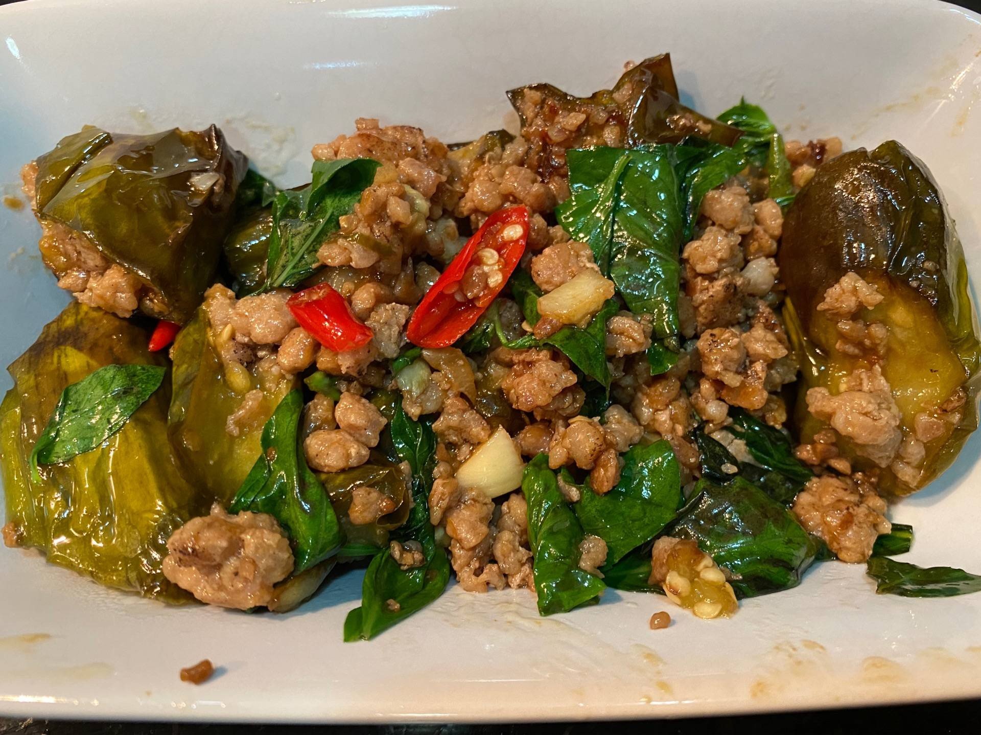 ผัดมะเขือยาวหมูสับโหระพา