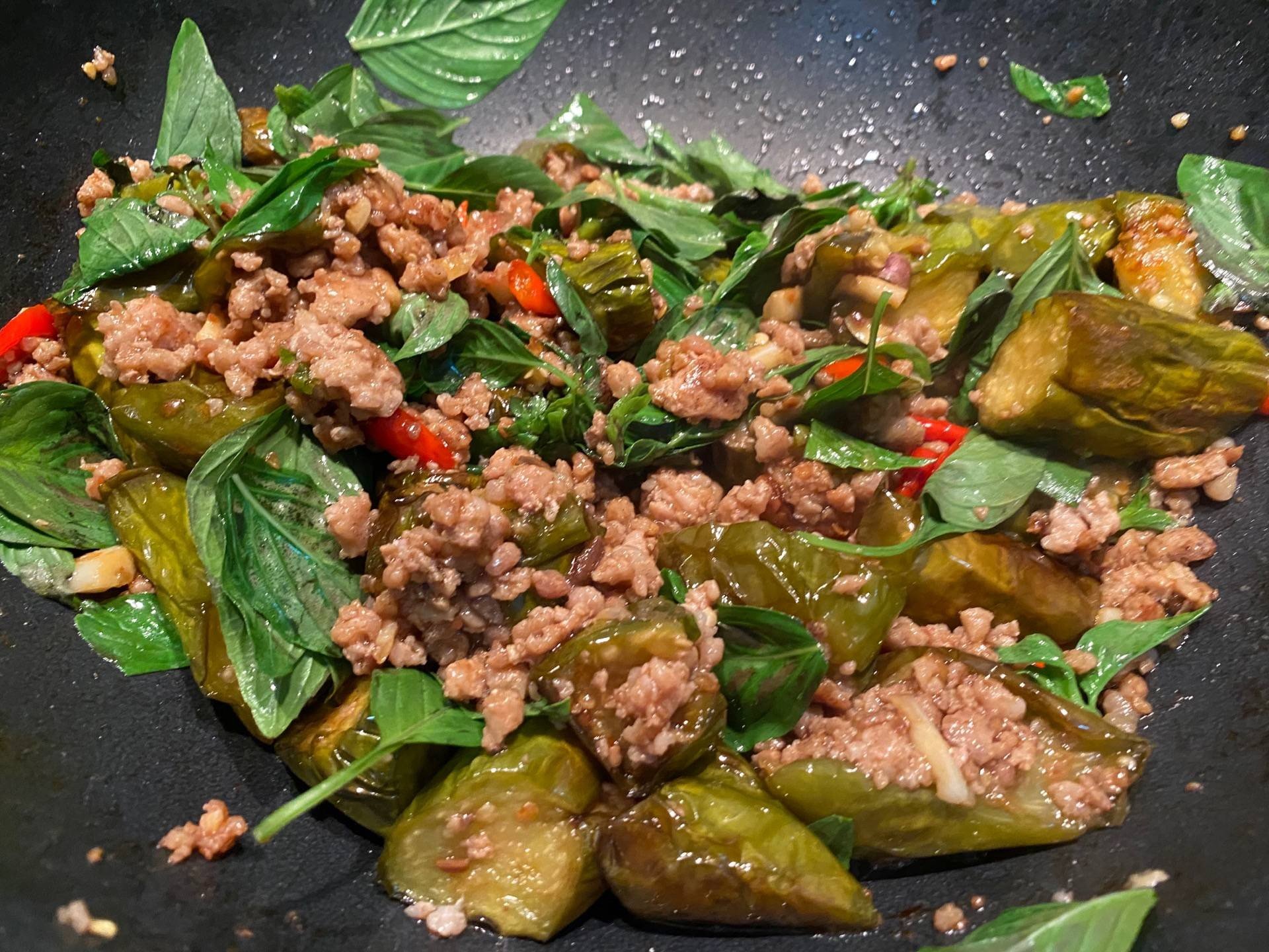 ผัดมะเขือยาวหมูสับโหระพา