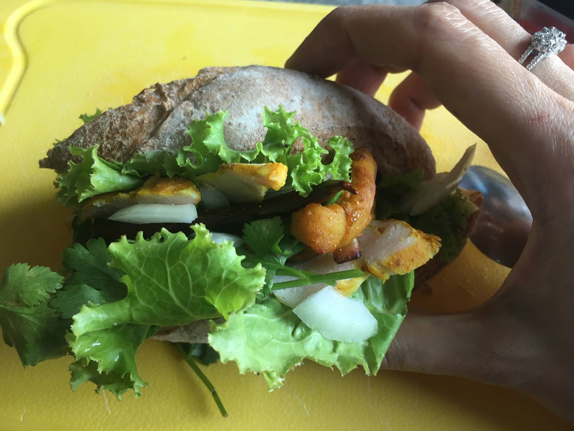 แซนด์วิชไก่ย่าง(ขมิ้น)