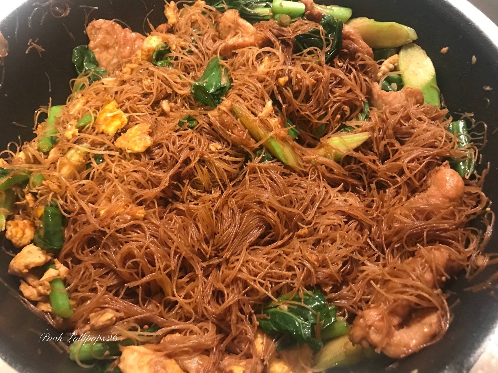 เส้นหมี่ผัดซีอิ๊วหมูนุ่ม