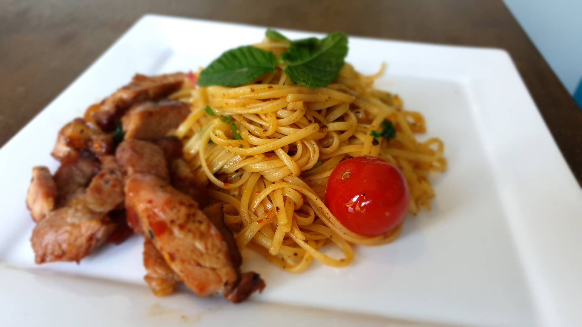 สปาเก็ตตี้น้ำตกหมู Spicy Thai spaghetti with grilled pork 