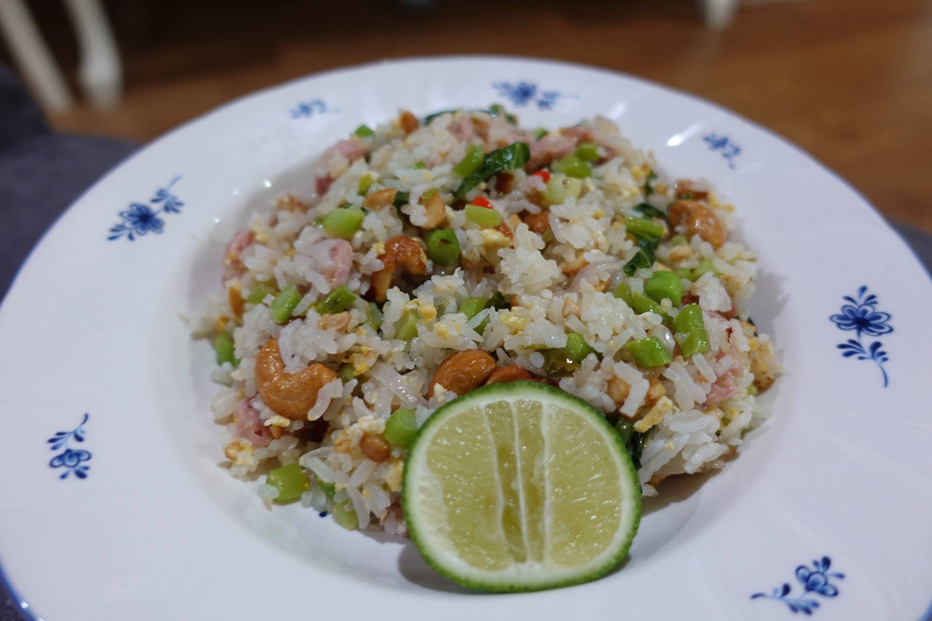 ข้าวผัดแหนมเม็ดมะม่วงหิมพาน