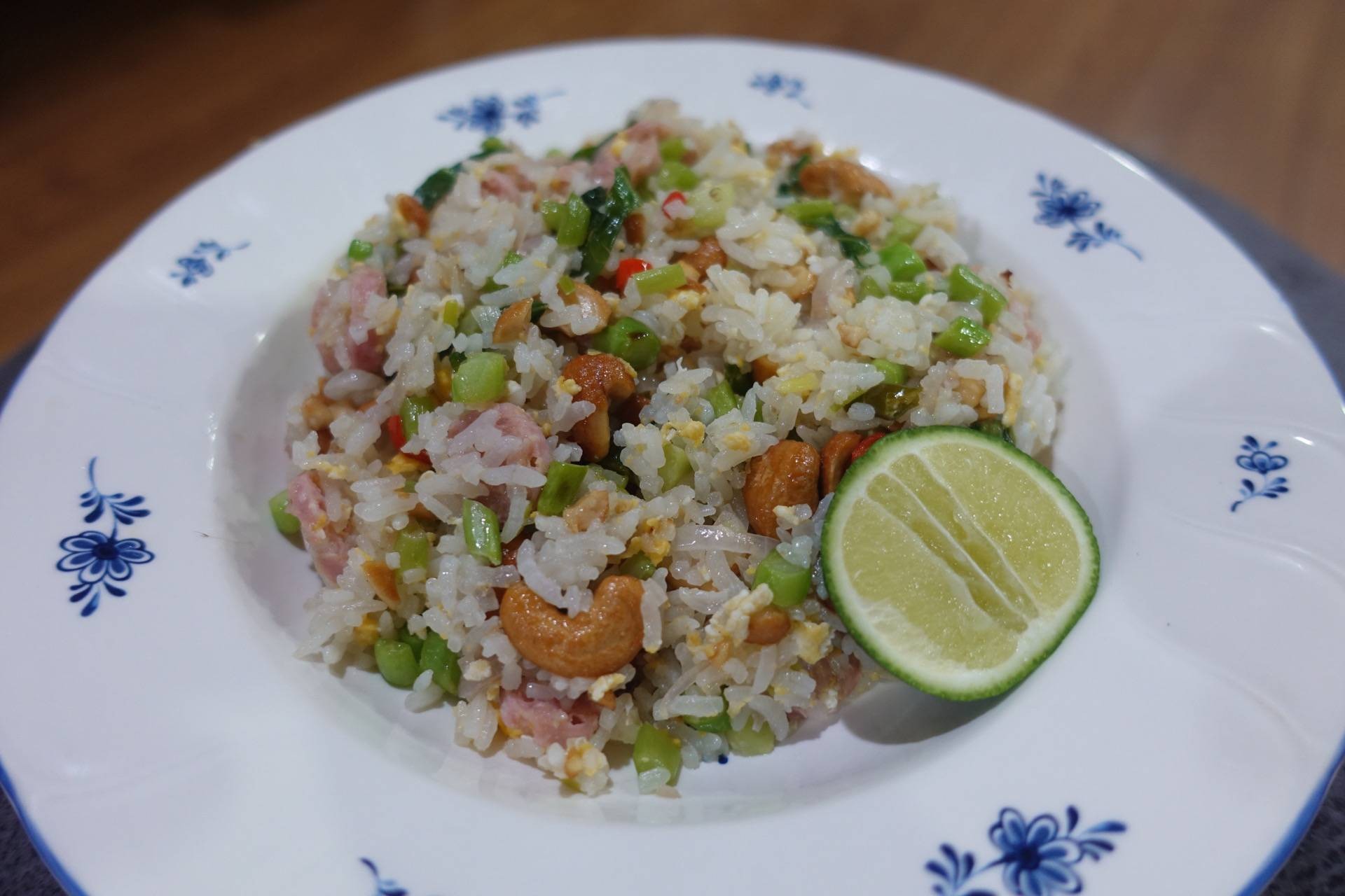 ข้าวผัดแหนมเม็ดมะม่วงหิมพาน