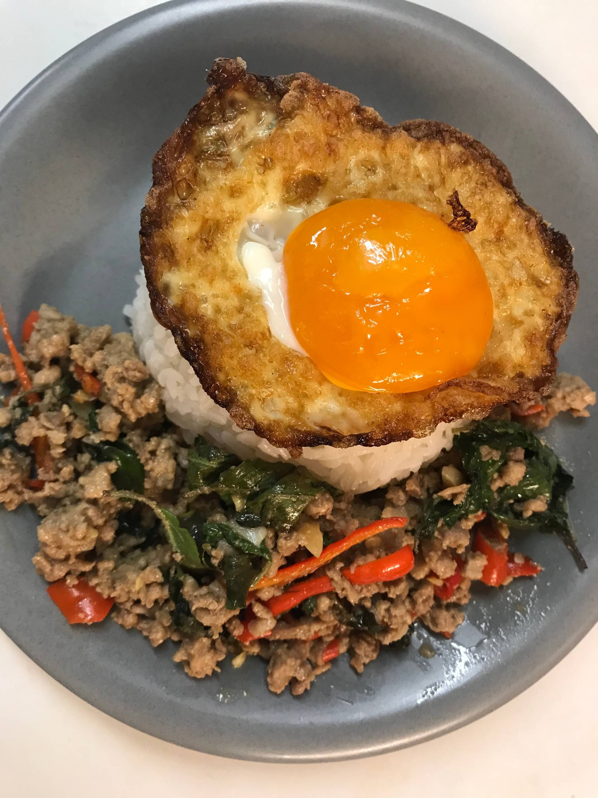 ข้าวกะเพราหมูไข่กรอบลาวา 