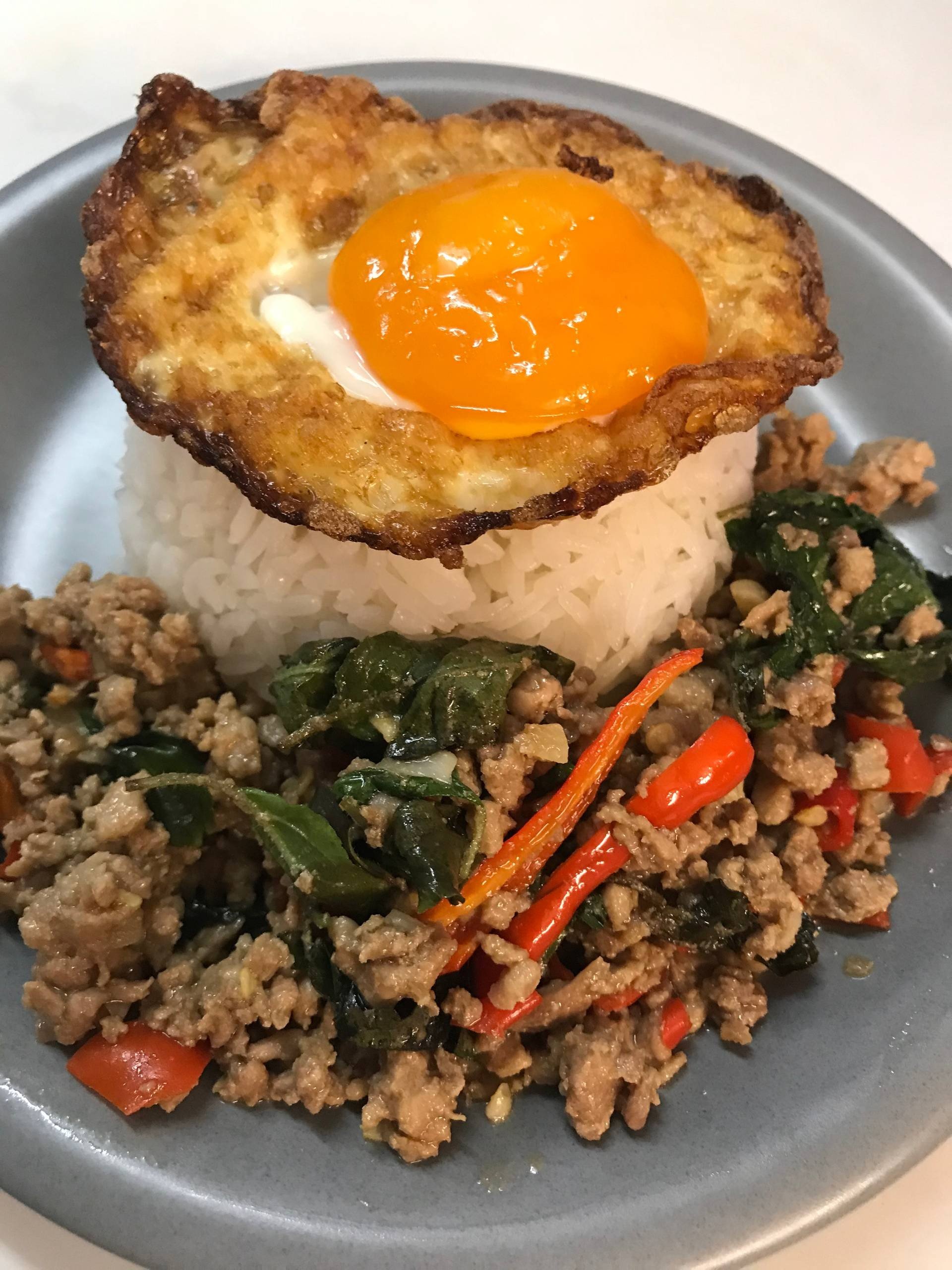 ข้าวกะเพราหมูไข่กรอบลาวา 