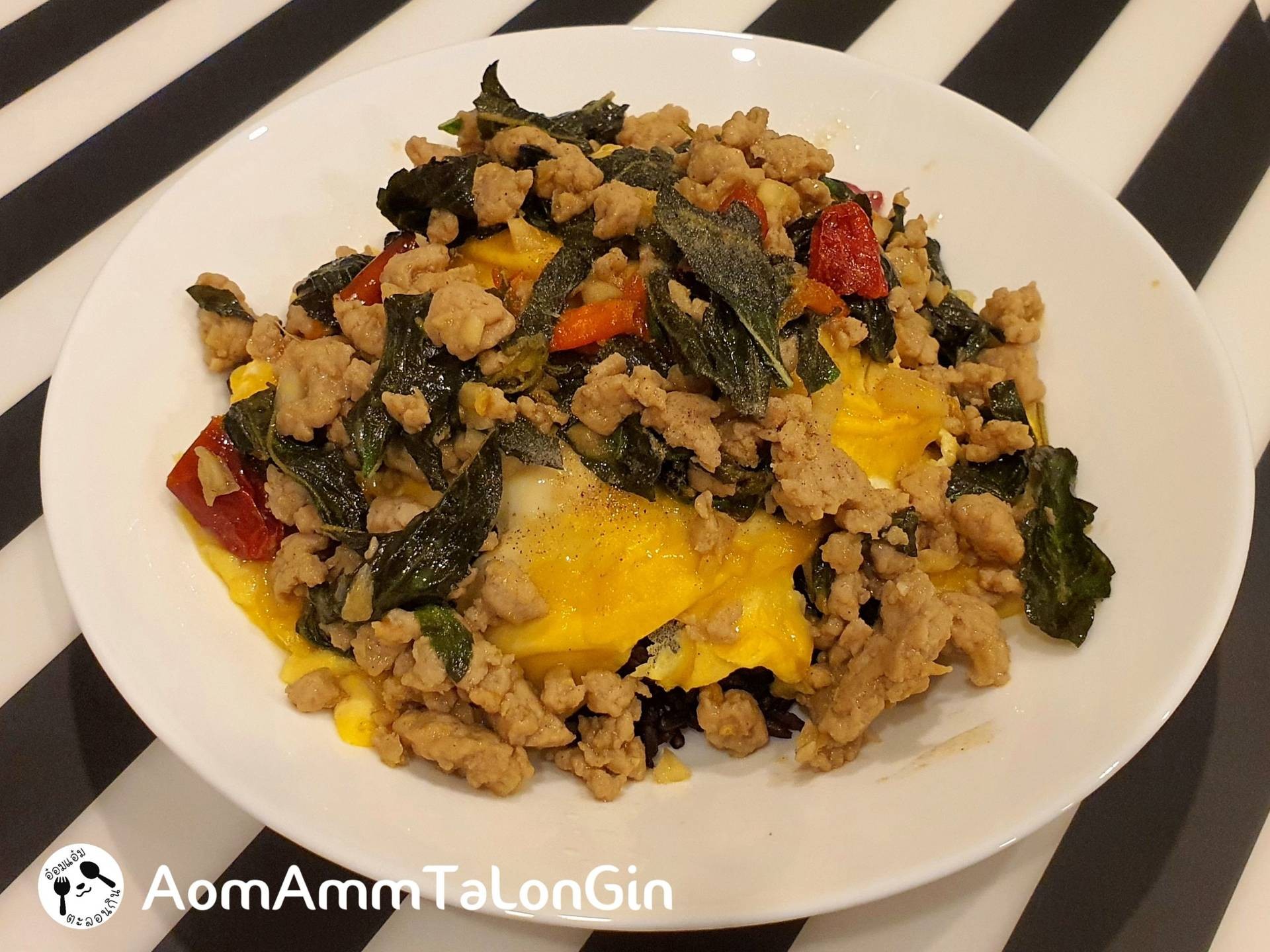 ข้าวราดไข่ข้นกระเพราหมูสับ 🐷