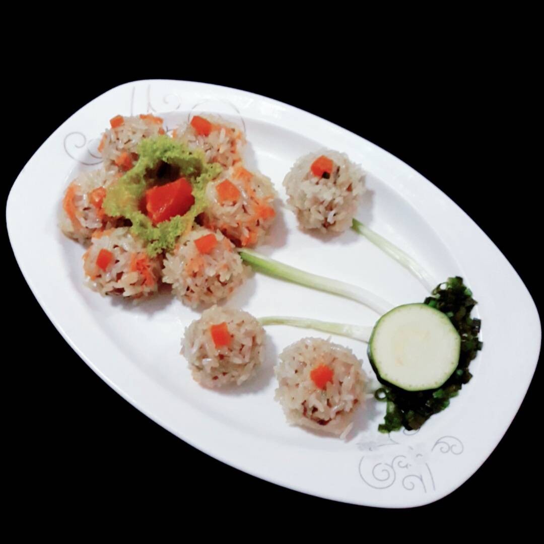 ข้าวเหนียวมีทบอล sticky rice meatballs (meatballs with sticky rice )