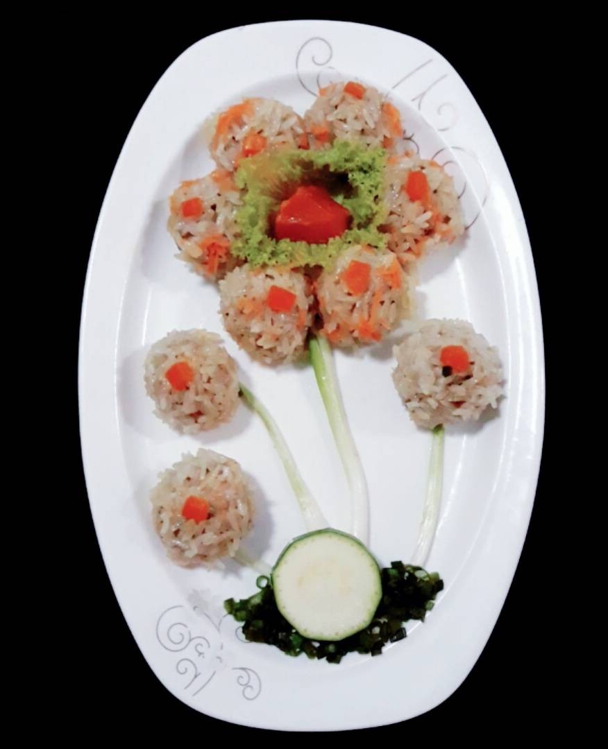 ข้าวเหนียวมีทบอล sticky rice meatballs (meatballs with sticky rice )