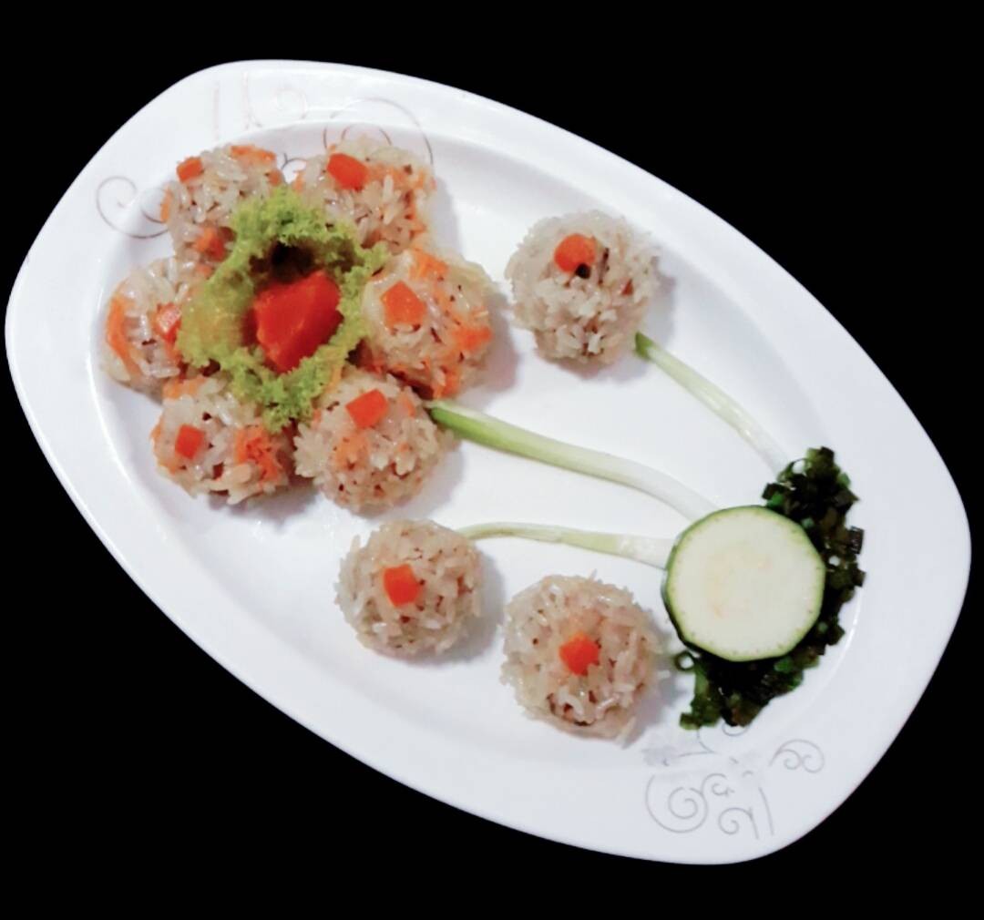ข้าวเหนียวมีทบอล sticky rice meatballs (meatballs with sticky rice )