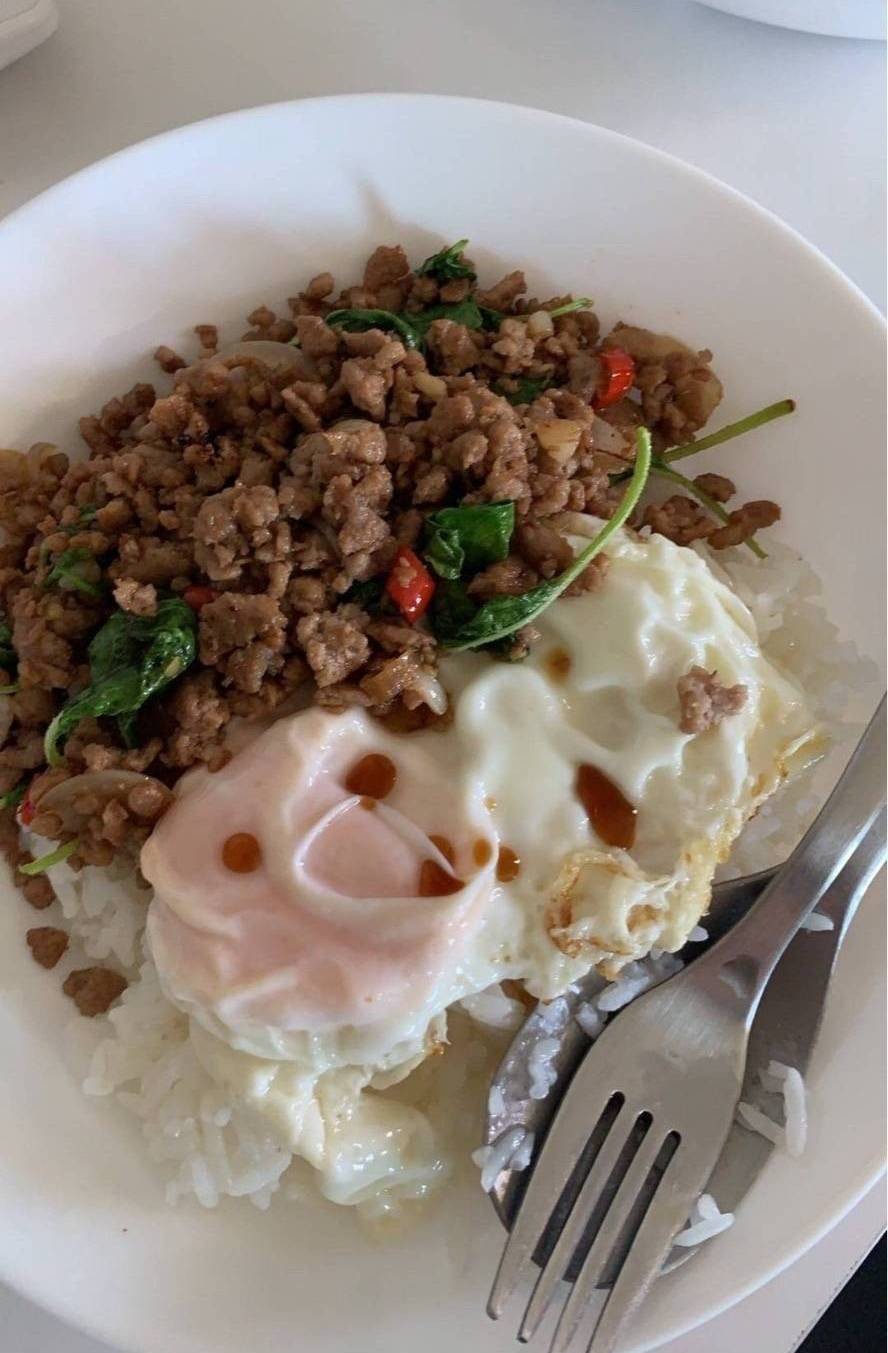 ผัดกระเพรา ไข่ดาว