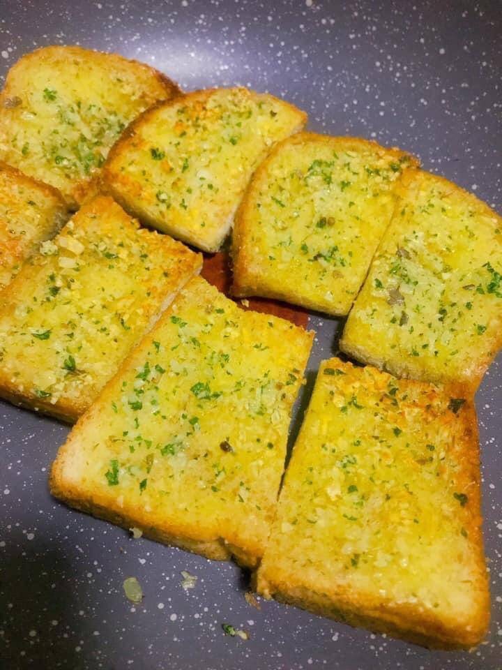 ขนมปังกระเทียม