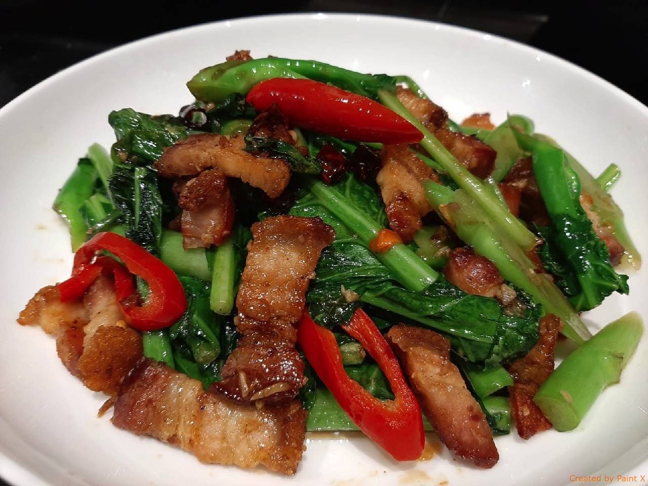 คะน้าผัดหมูกรอบพริกแห้ง รีดน้ำมันจนหมูแห้งกรอบ หอมกลิ่นพริกแห้ง