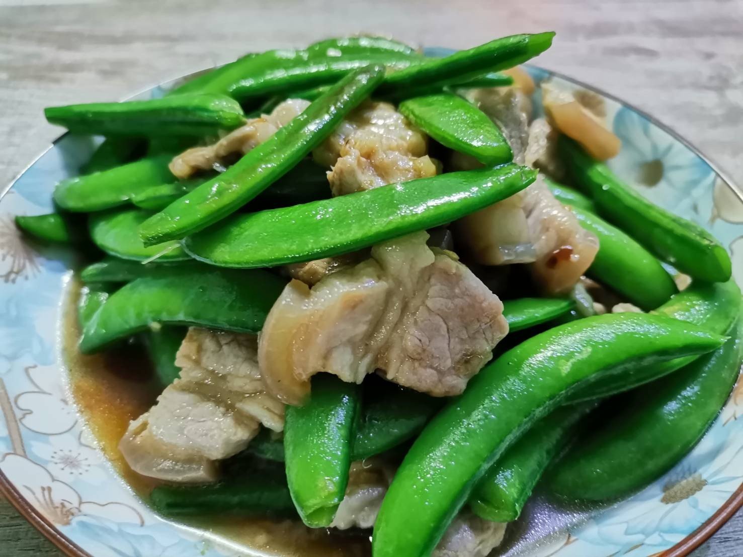 ผัดถั่วลันเตาหวานใส่หมูสามชั้น
