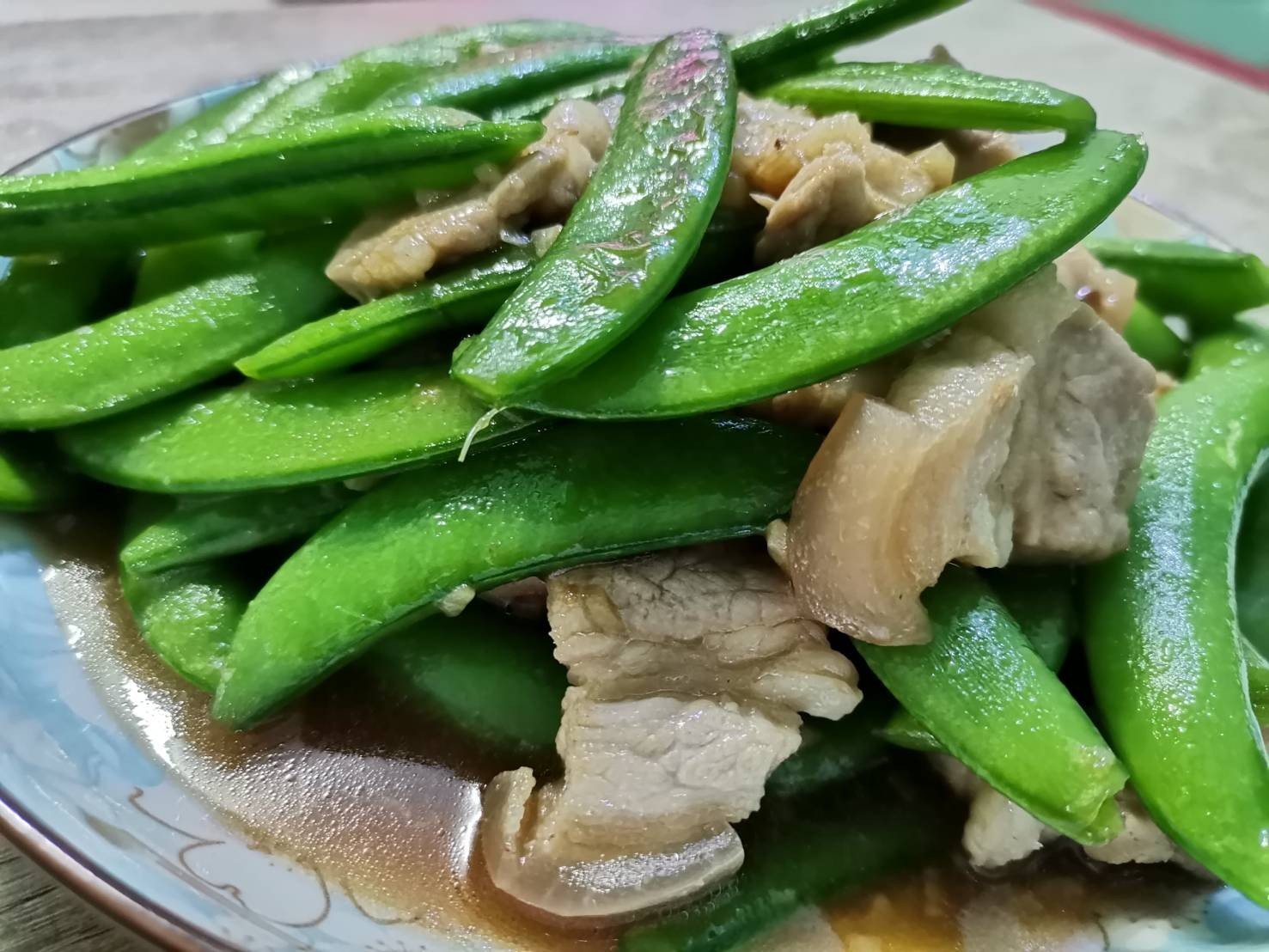 ผัดถั่วลันเตาหวานใส่หมูสามชั้น
