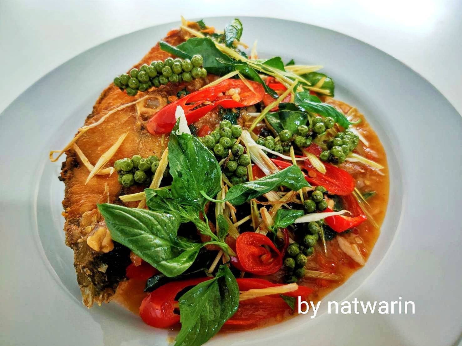 " เมนู ปลากระพงทอดราดซอสสมุนไพร "