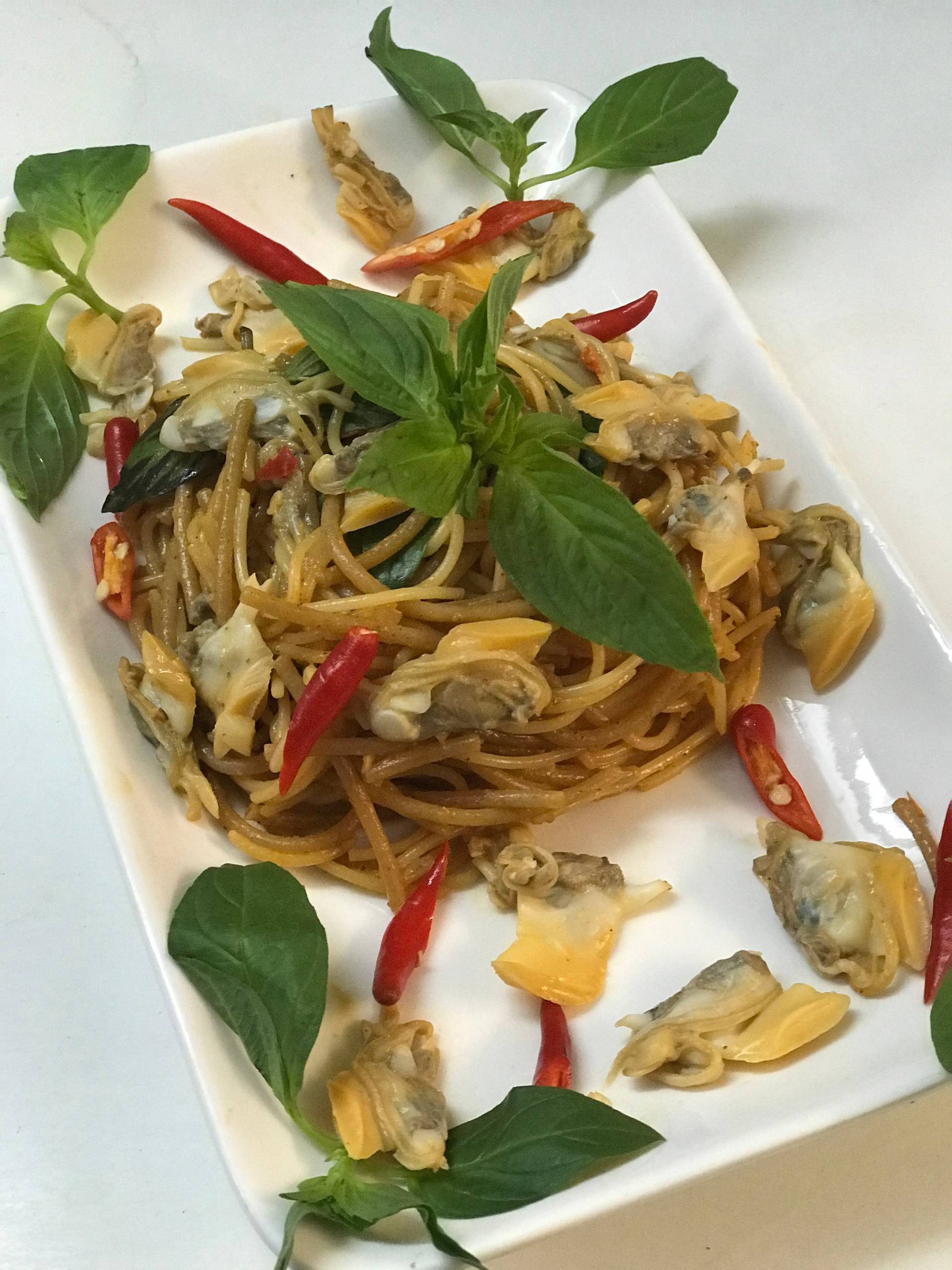 สปาเกตตี้ผัดหอยลาย สูตรนมสด น้ำพริกเผา by ครูหนวดตัวร้ายกับยัยตัวยุ่ง
