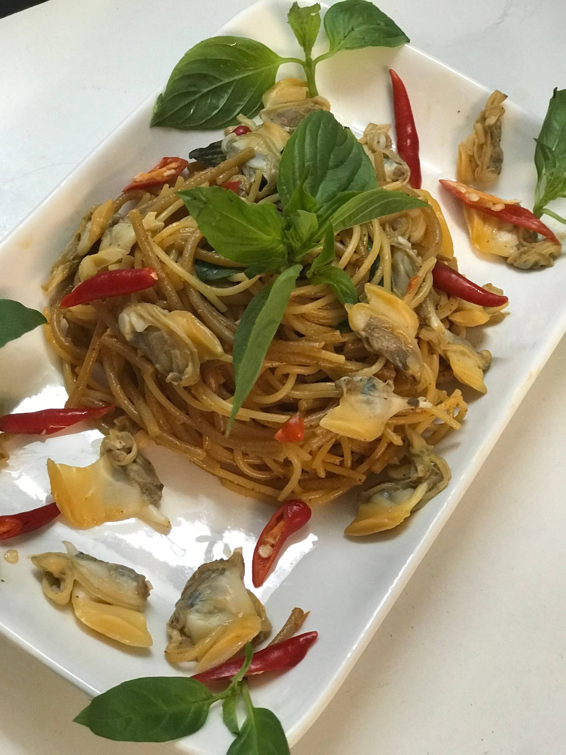 สปาเกตตี้ผัดหอยลาย สูตรนมสด น้ำพริกเผา by ครูหนวดตัวร้ายกับยัยตัวยุ่ง
