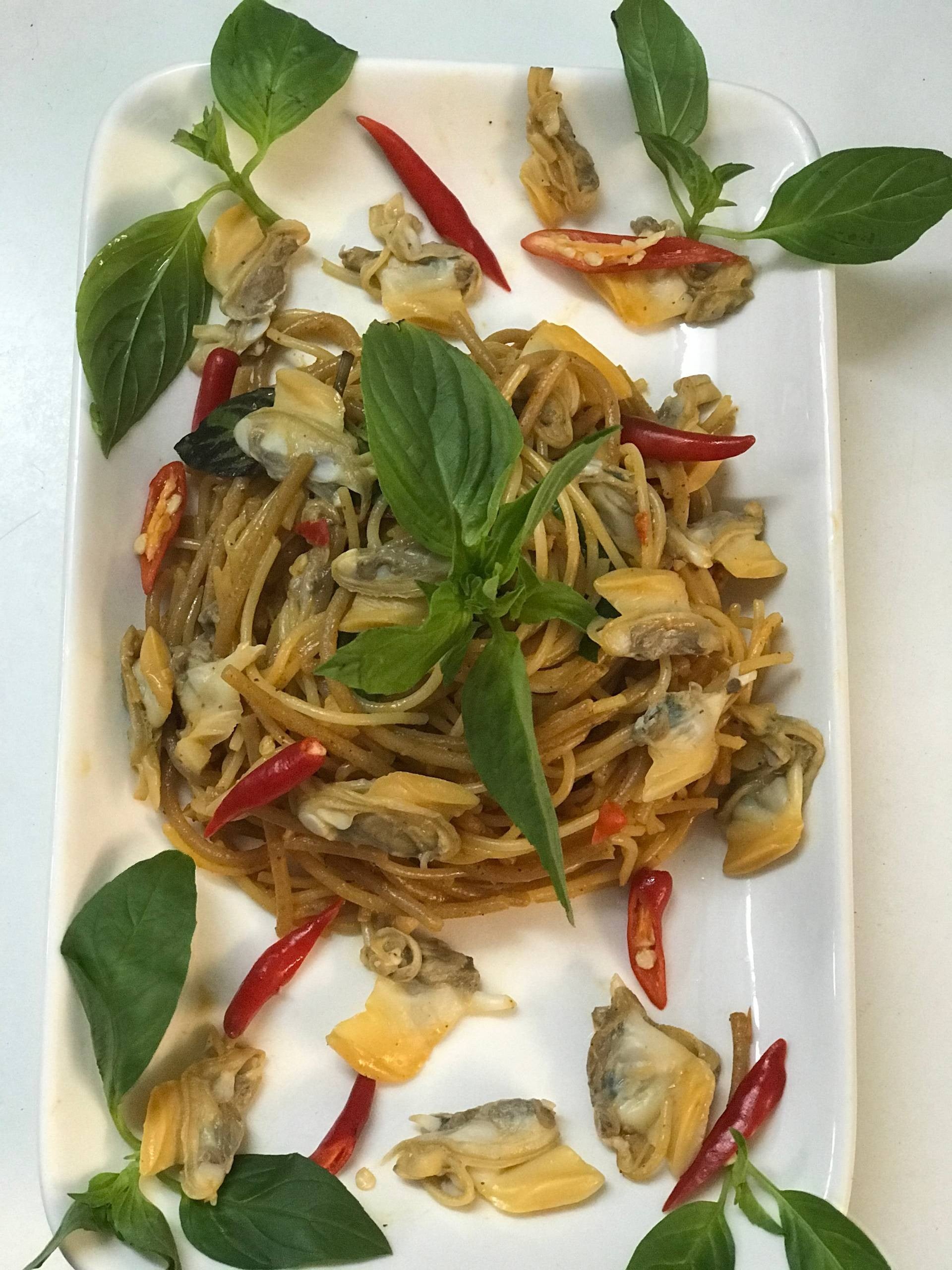 สปาเกตตี้ผัดหอยลาย สูตรนมสด น้ำพริกเผา by ครูหนวดตัวร้ายกับยัยตัวยุ่ง