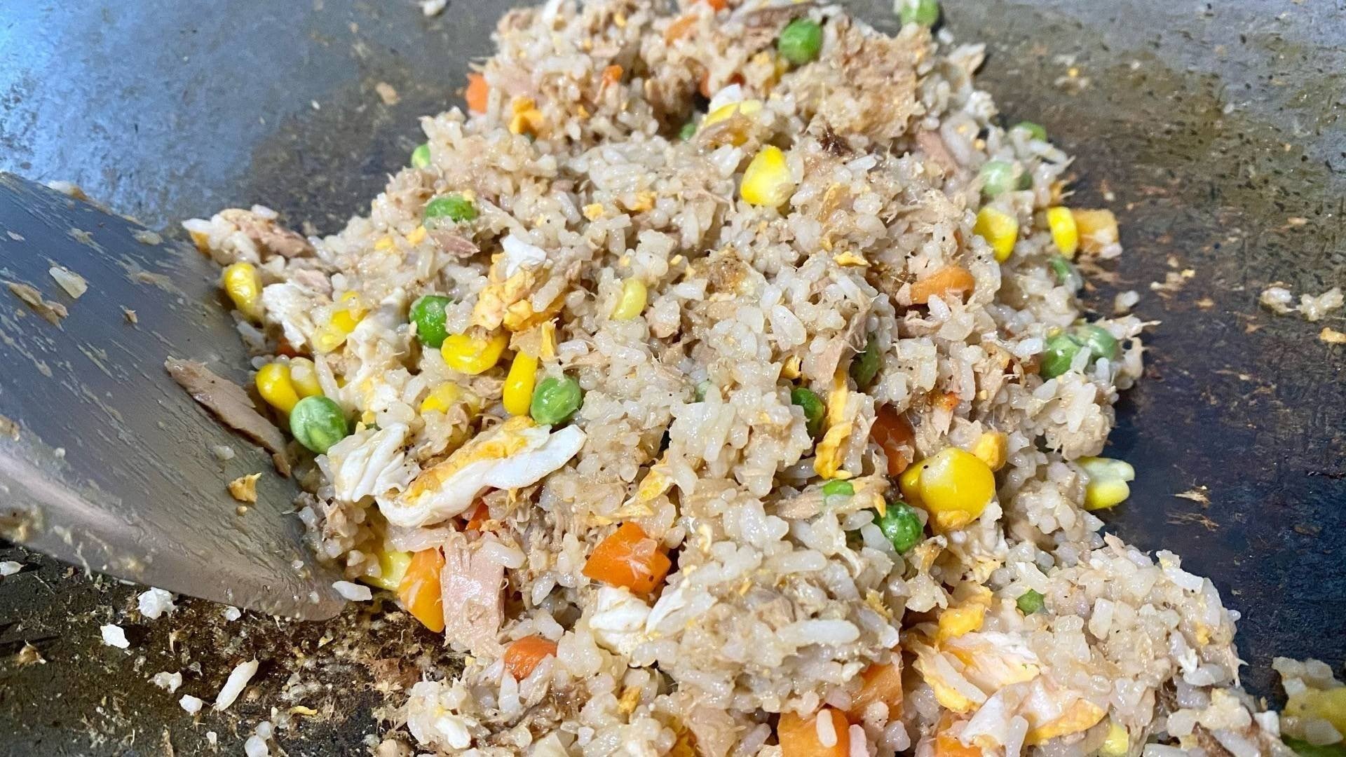 ข้าวผัดทูน่าสามสี 🥕🌽🫒