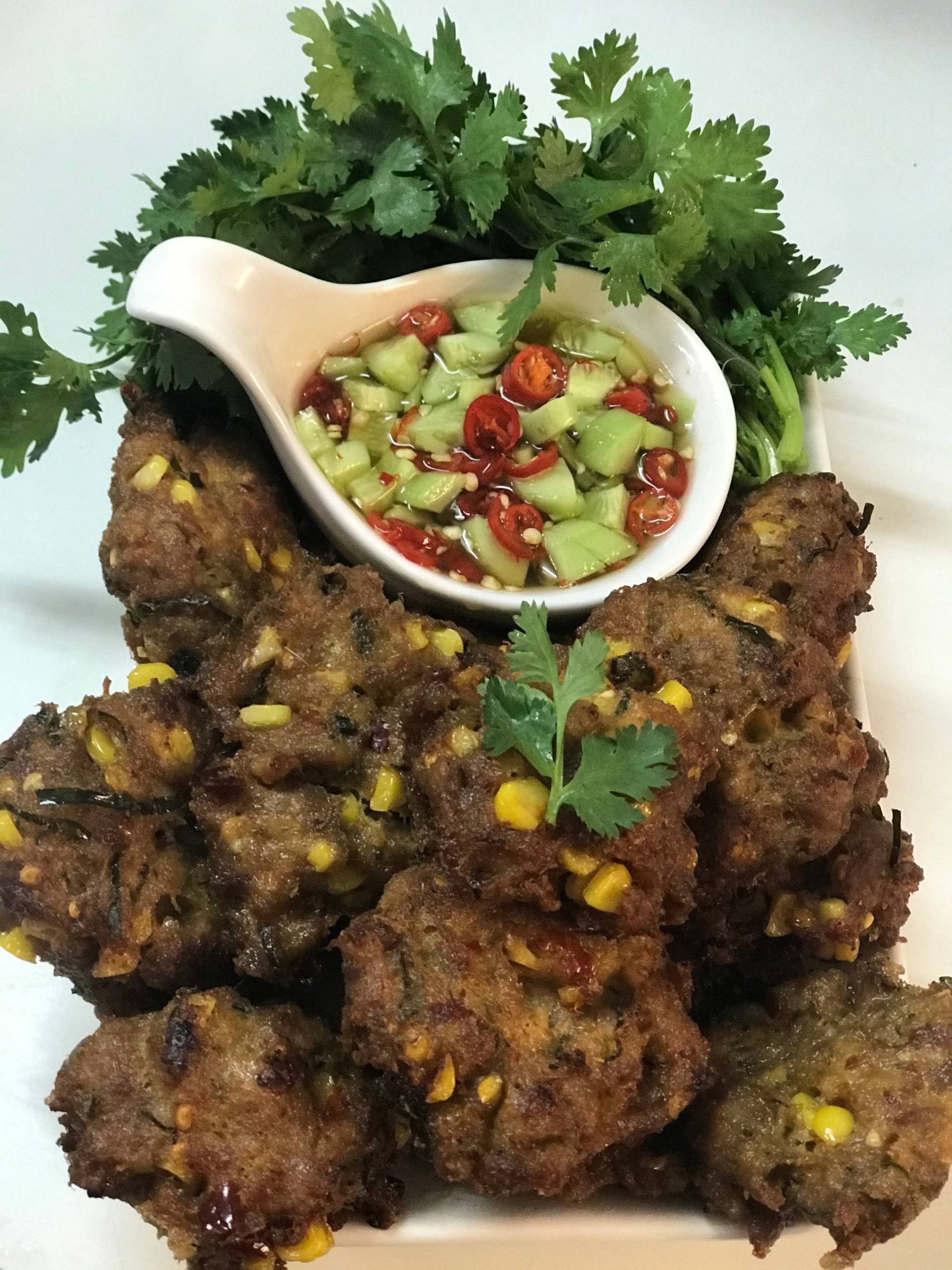 ทอดมันข้าวโพดหมูสับสูตรใส่พริกแกง 