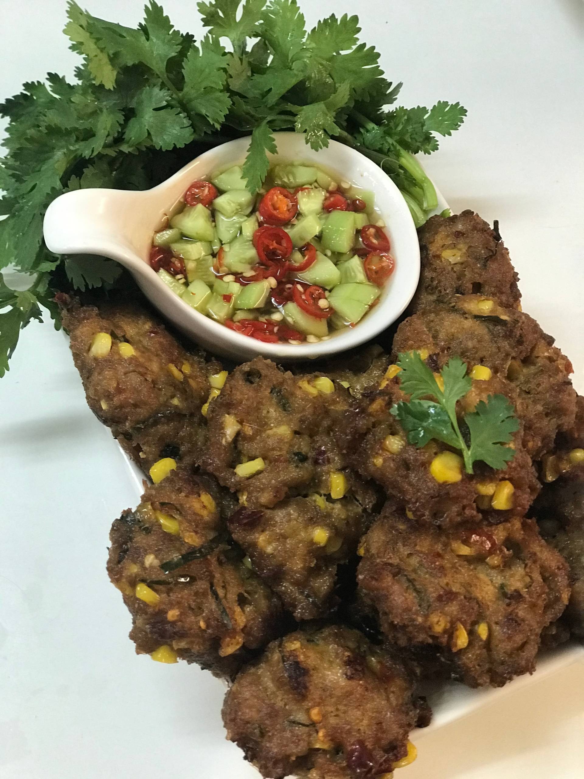 ทอดมันข้าวโพดหมูสับสูตรใส่พริกแกง 