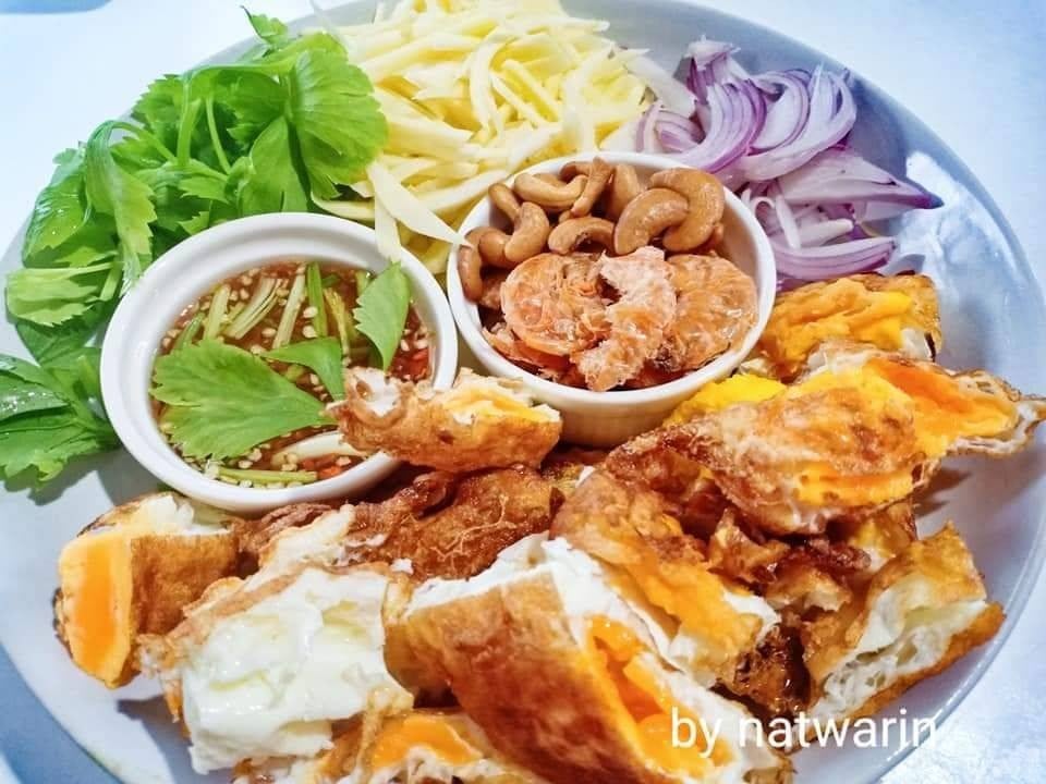 " เมนู ยำไข่ดาวมะม่วงแอปเปิ้ล "
