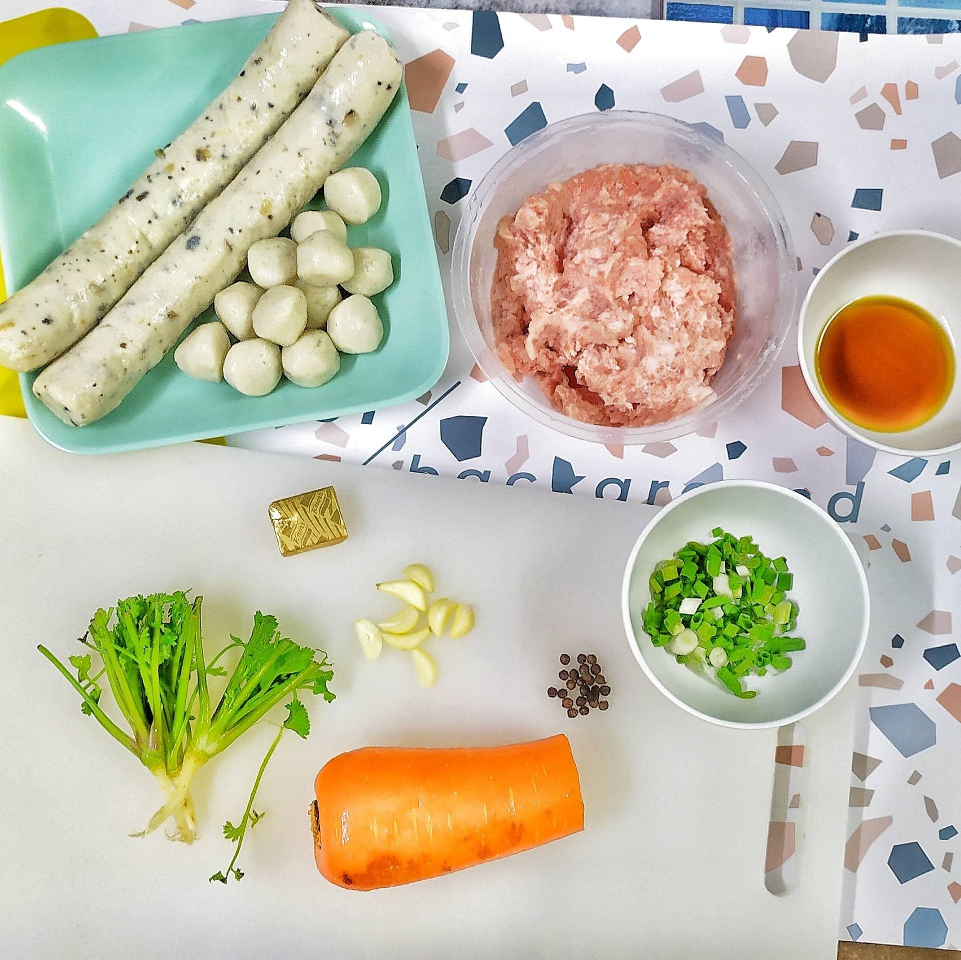 แกงจืดหมูสับลูกชิ้นปลาเยาวราชและเส้นขาวเห็ดหอม