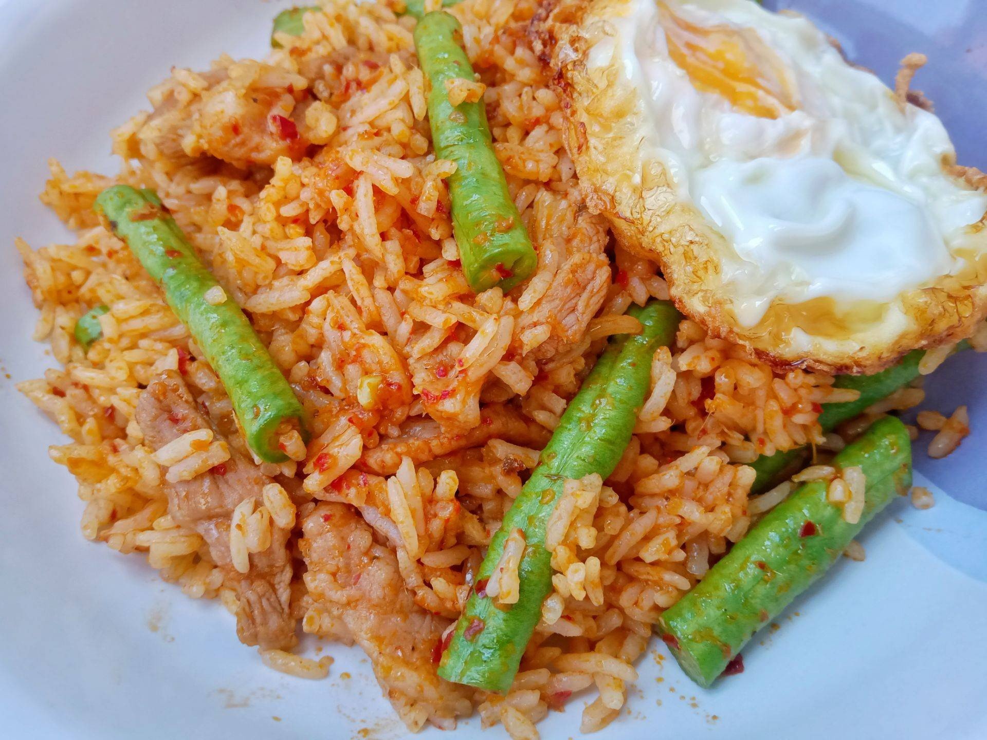 ข้าวคลุกพริกแกงไข่ดาว