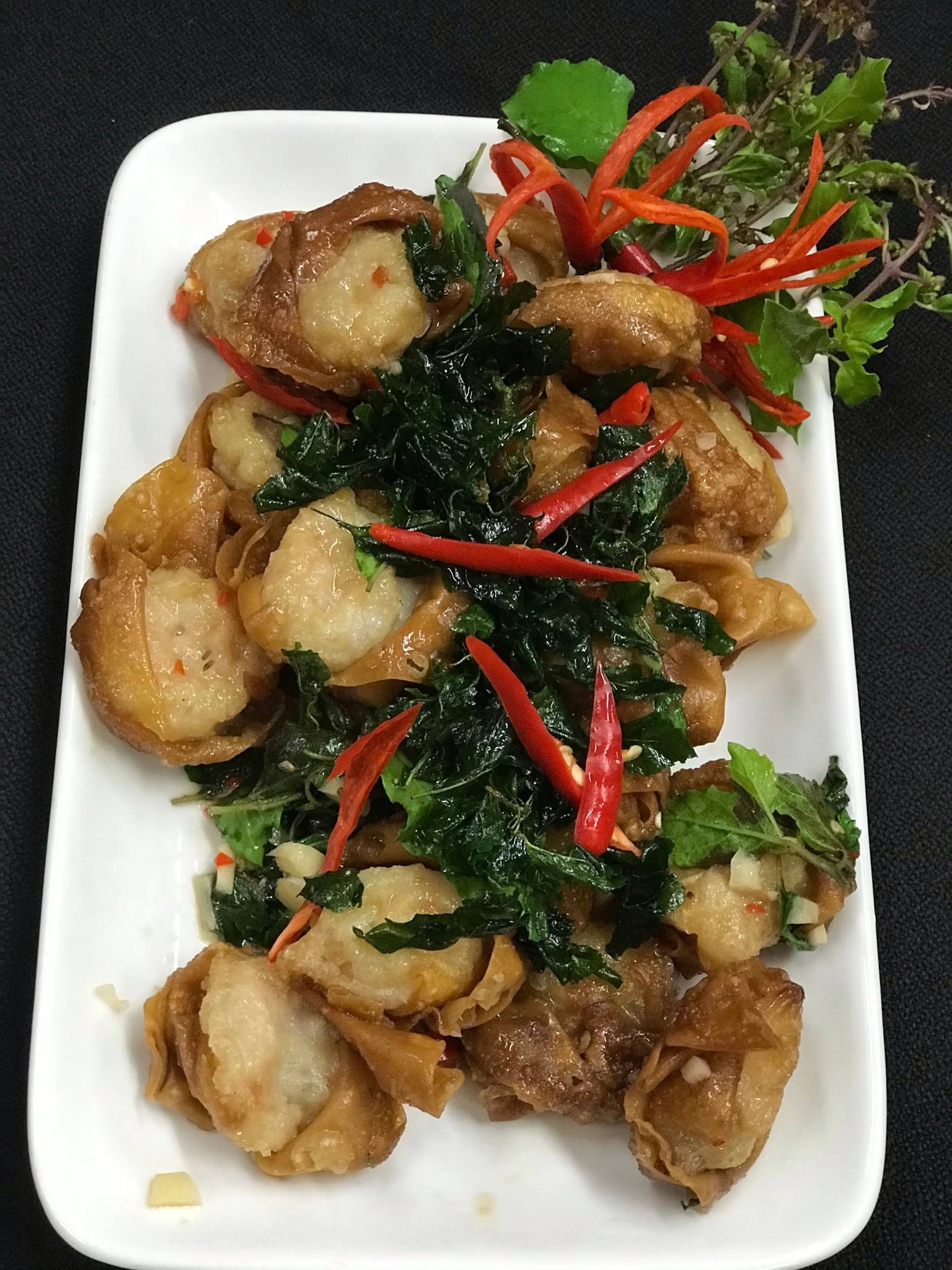 กะเพราเกี้ยวกุ้งกรอบ