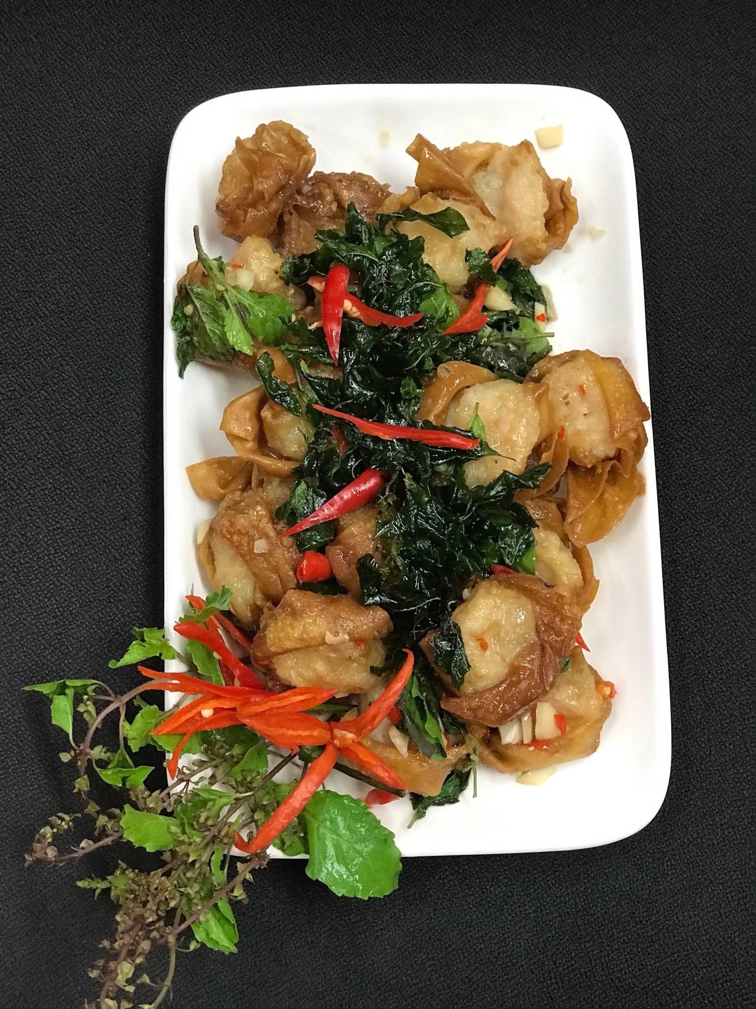 กะเพราเกี้ยวกุ้งกรอบ
