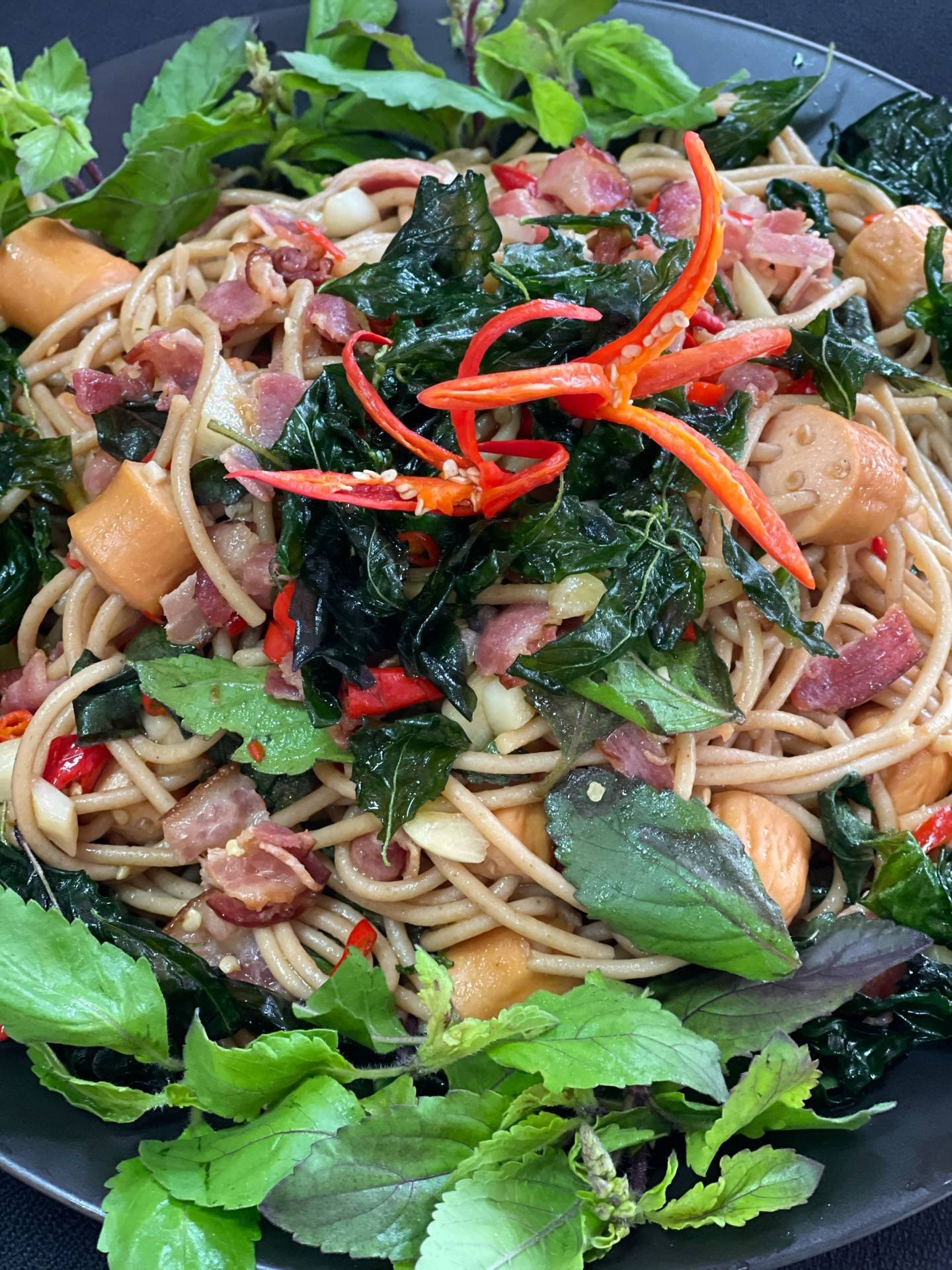 สปาเกตตีผัดขี้เมาไส้กรอกเบคอน 🥓