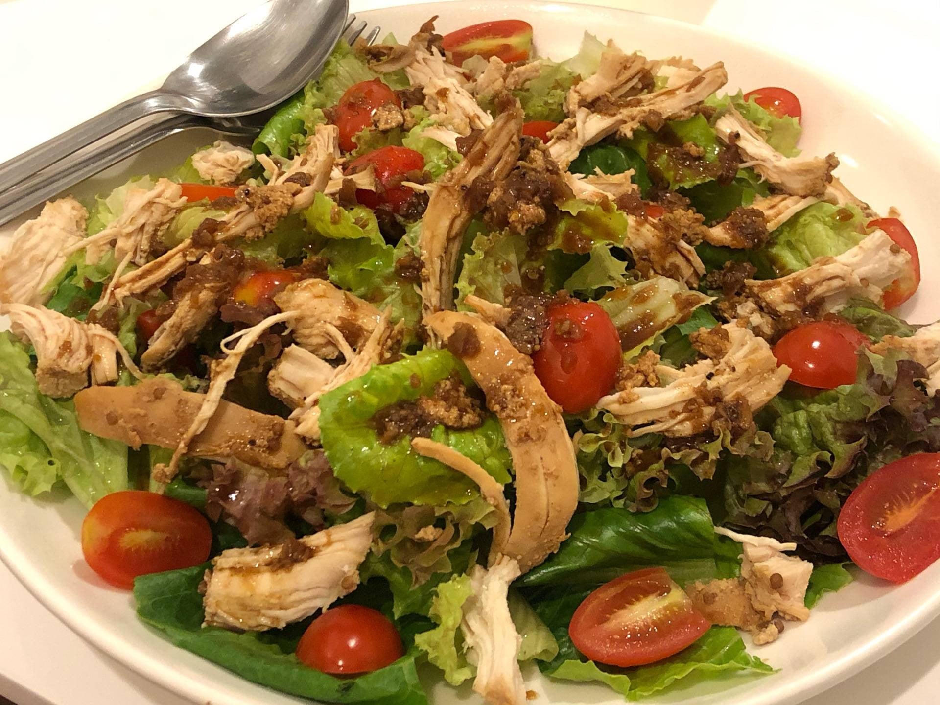 สลัดผักอกไก่ย่างนมสด