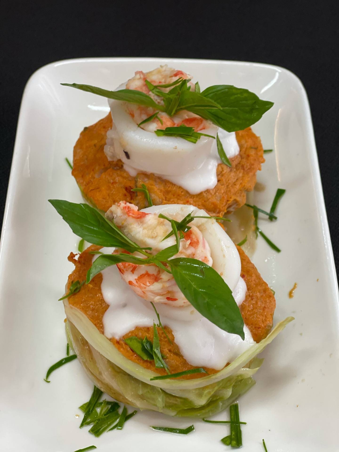 ห่อหมกกุ้งปลาหมึกในถ้วยกะหล่ำปลี