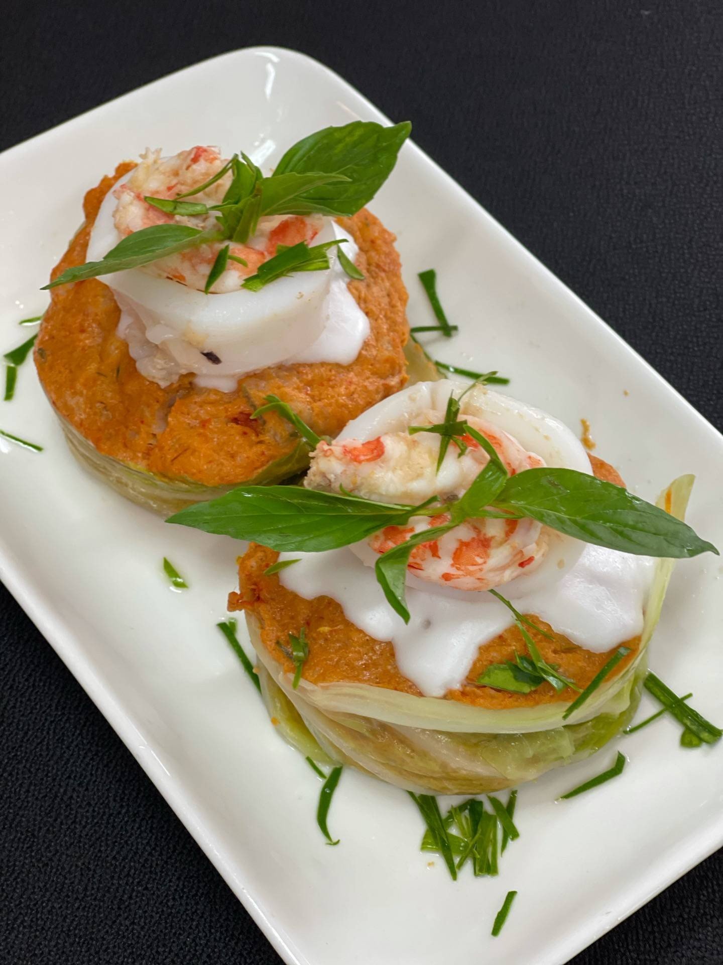 ห่อหมกกุ้งปลาหมึกในถ้วยกะหล่ำปลี