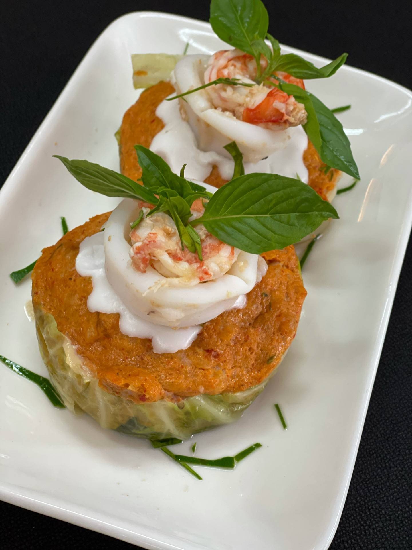 ห่อหมกกุ้งปลาหมึกในถ้วยกะหล่ำปลี