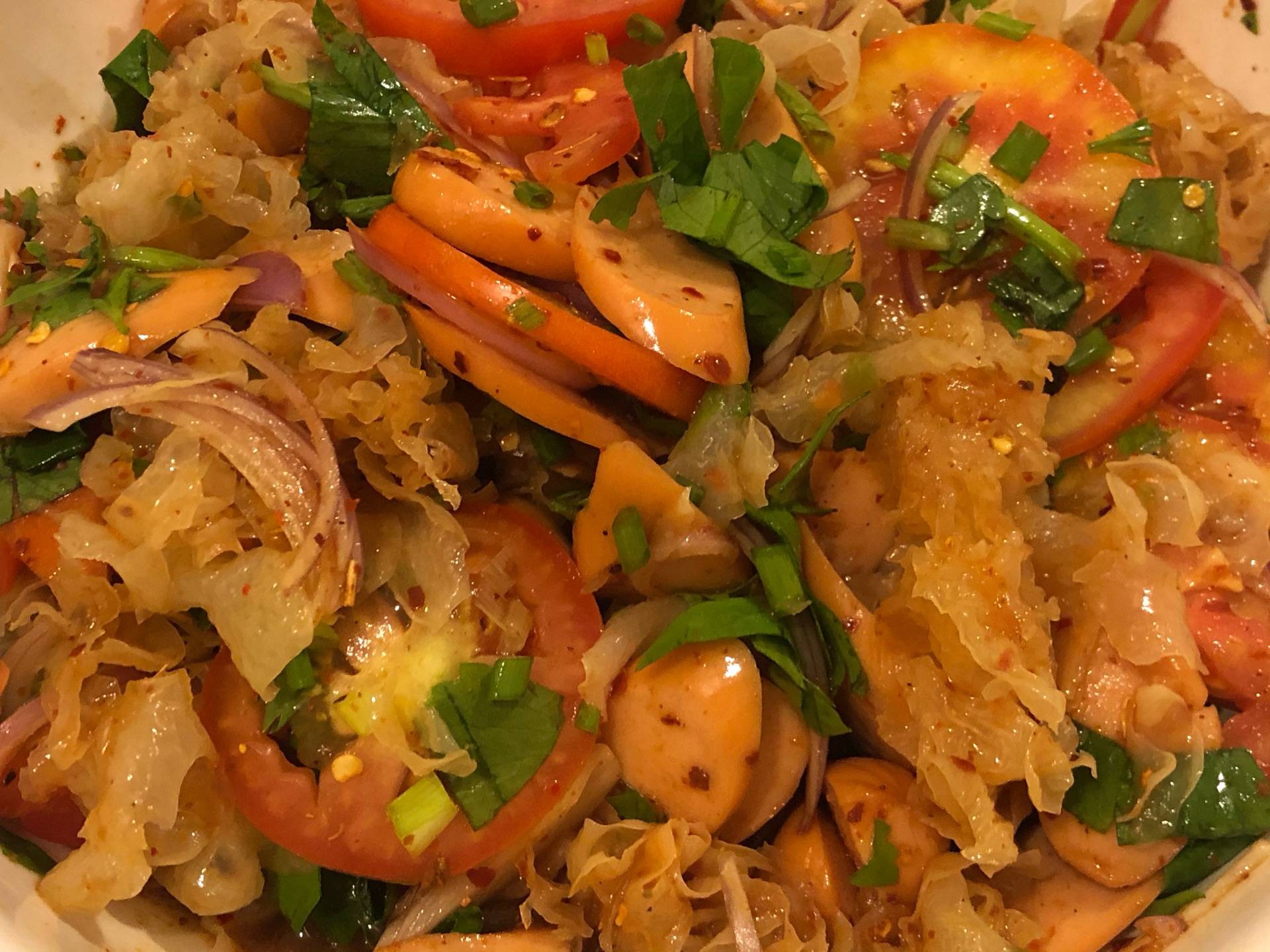 ยำไส้กรอกเห็ดหูหนูขาว