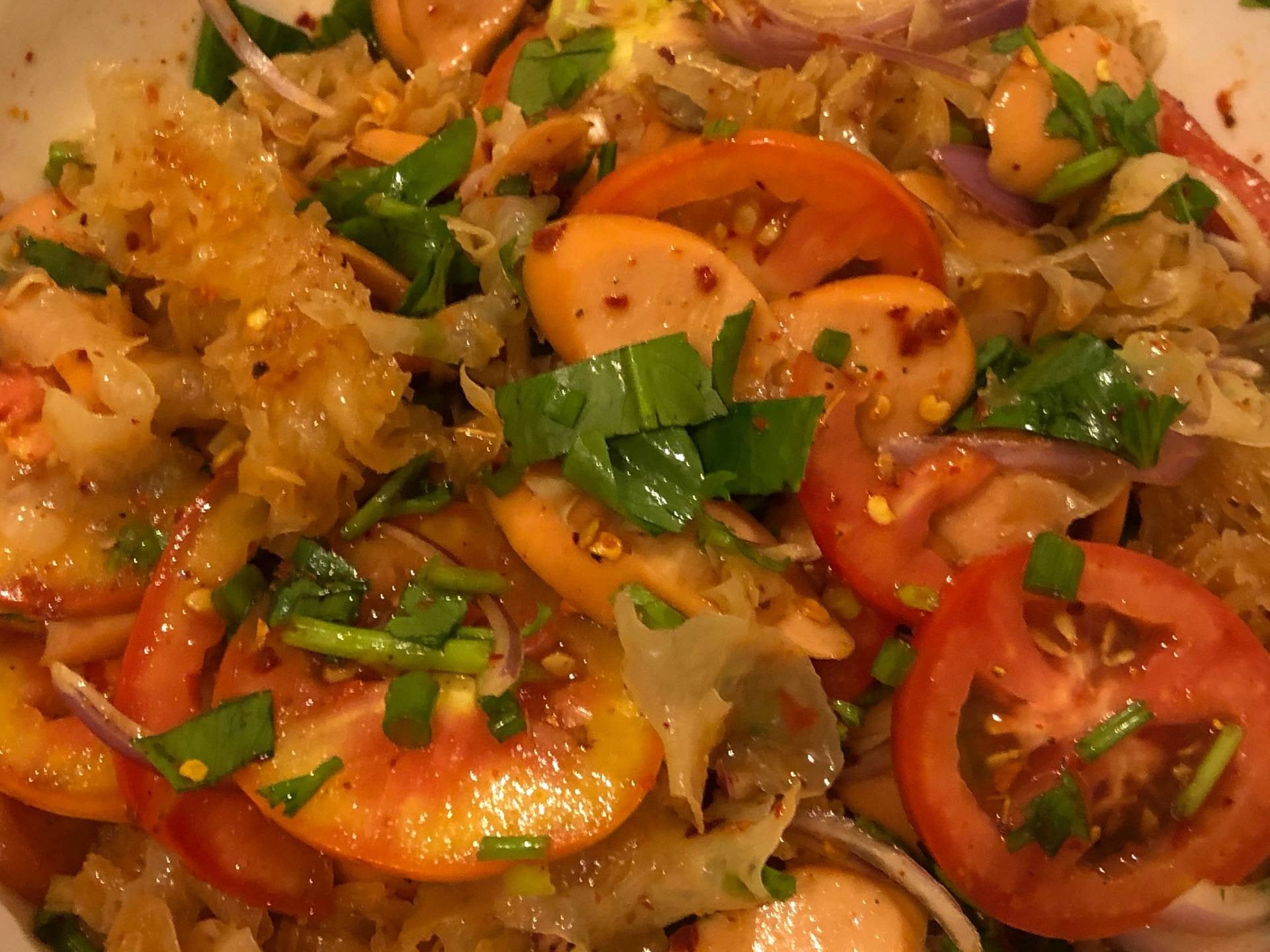 ยำไส้กรอกเห็ดหูหนูขาว