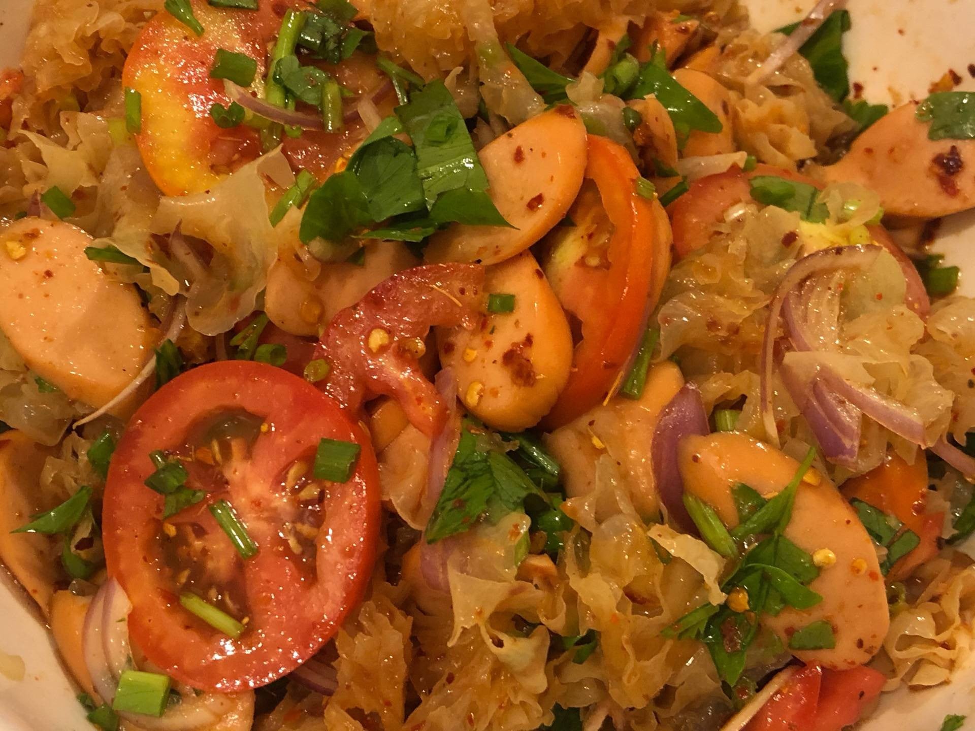 ยำไส้กรอกเห็ดหูหนูขาว