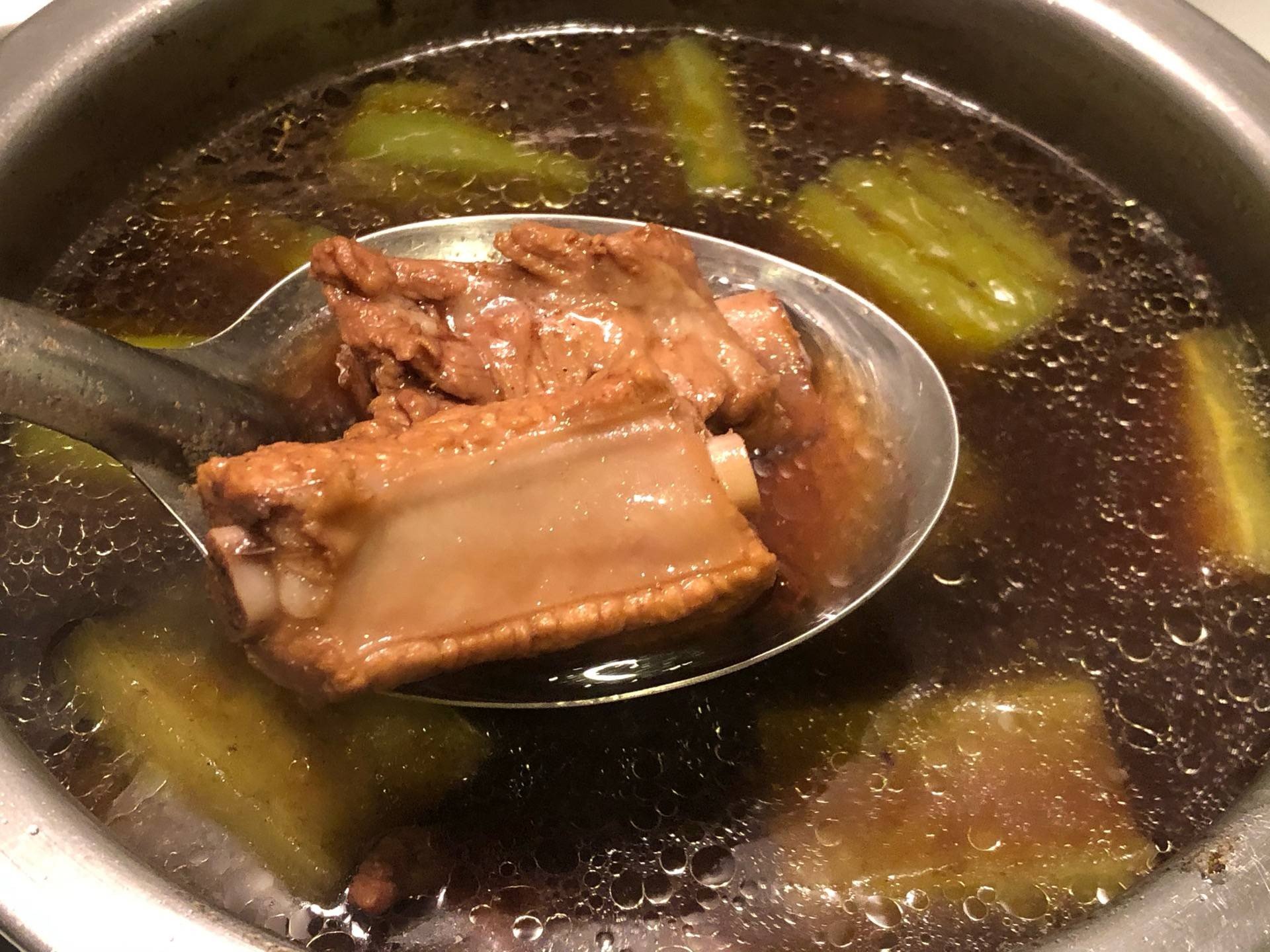 ซี่โครงหมูตุ๋นมะระน้ำแดง