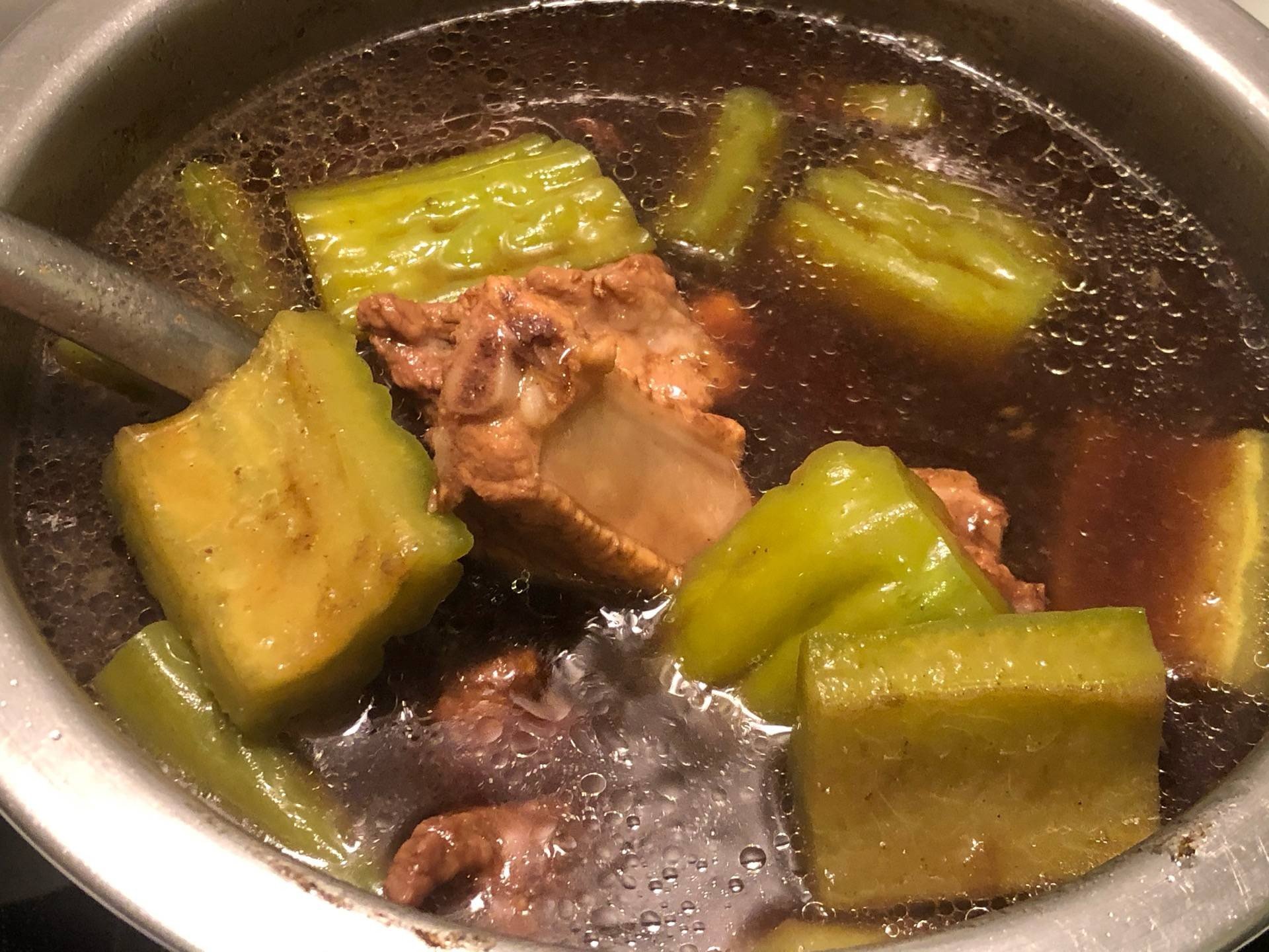 ซี่โครงหมูตุ๋นมะระน้ำแดง