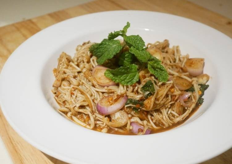 ยำเห็ดเข็มทองหมูสับ