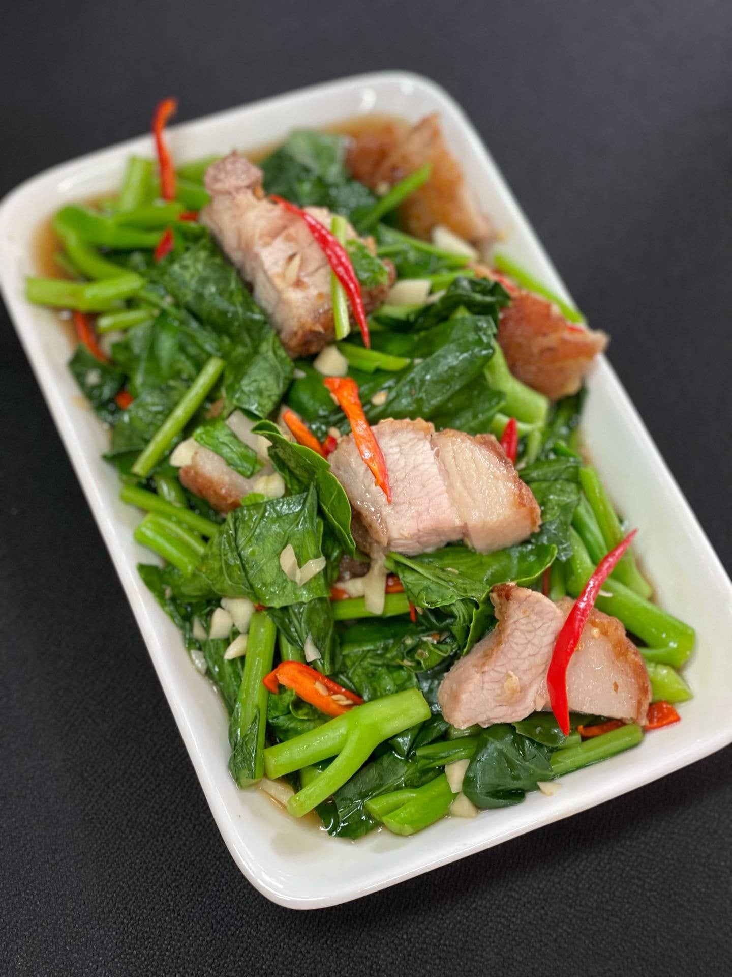 คะน้าหมูกรอบ 