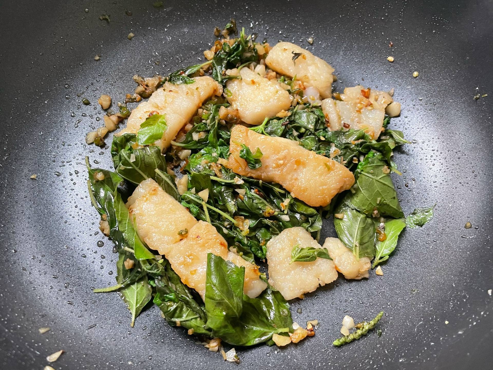 กะเพราปลาดอลลี่คีโต