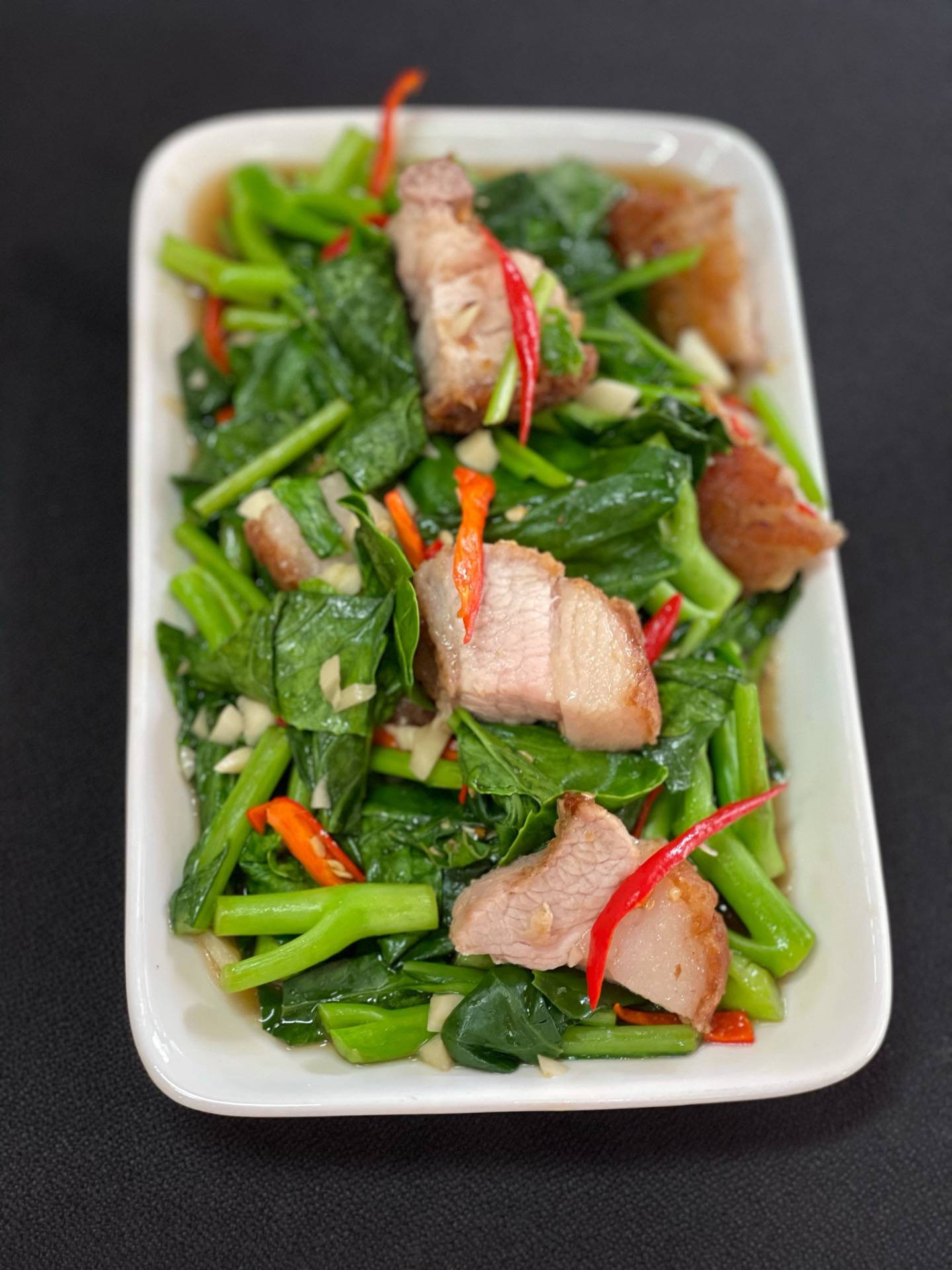 คะน้าหมูกรอบ 