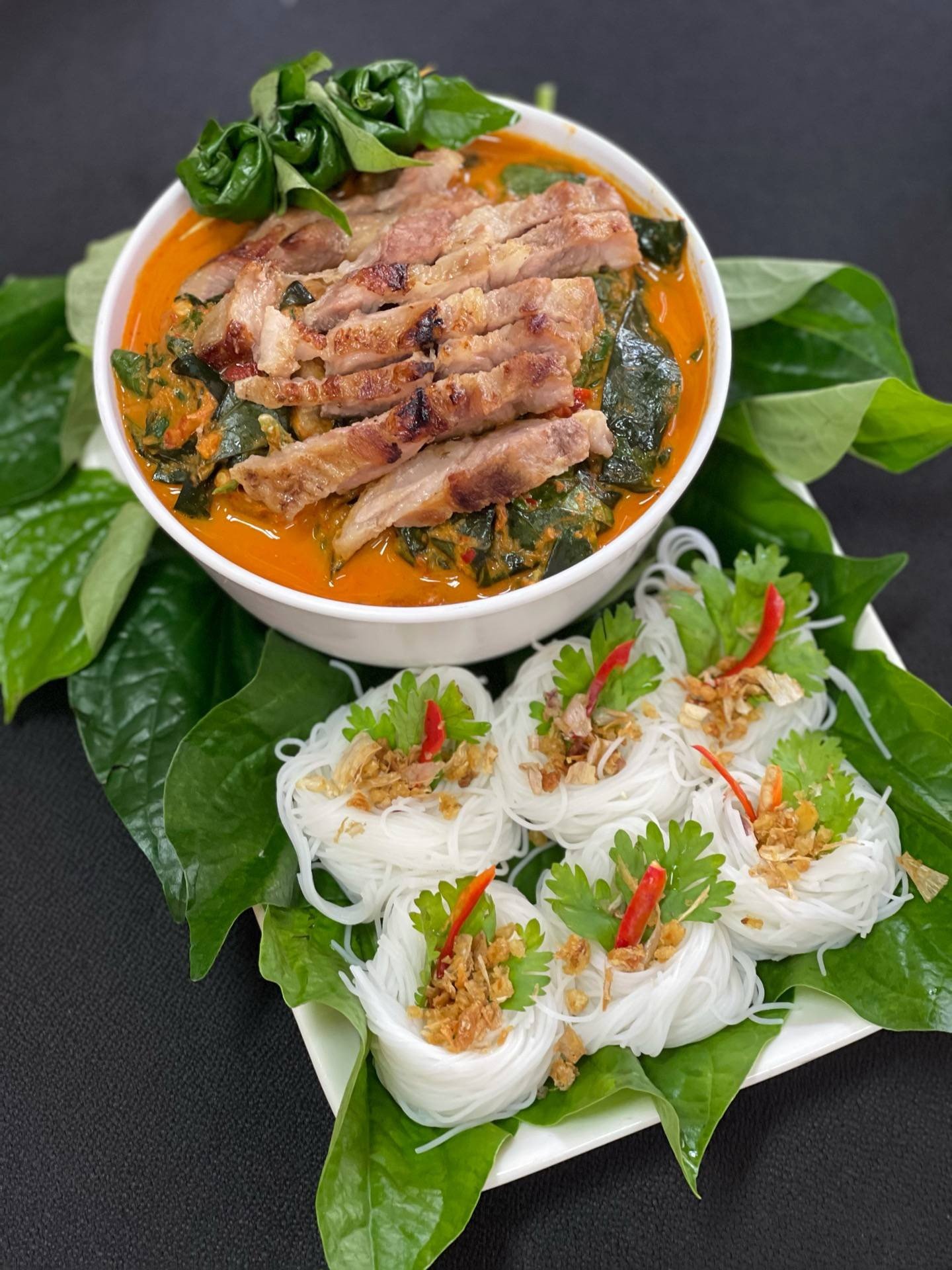 แกงคั่วหมูย่างใบชะพลู 🌱